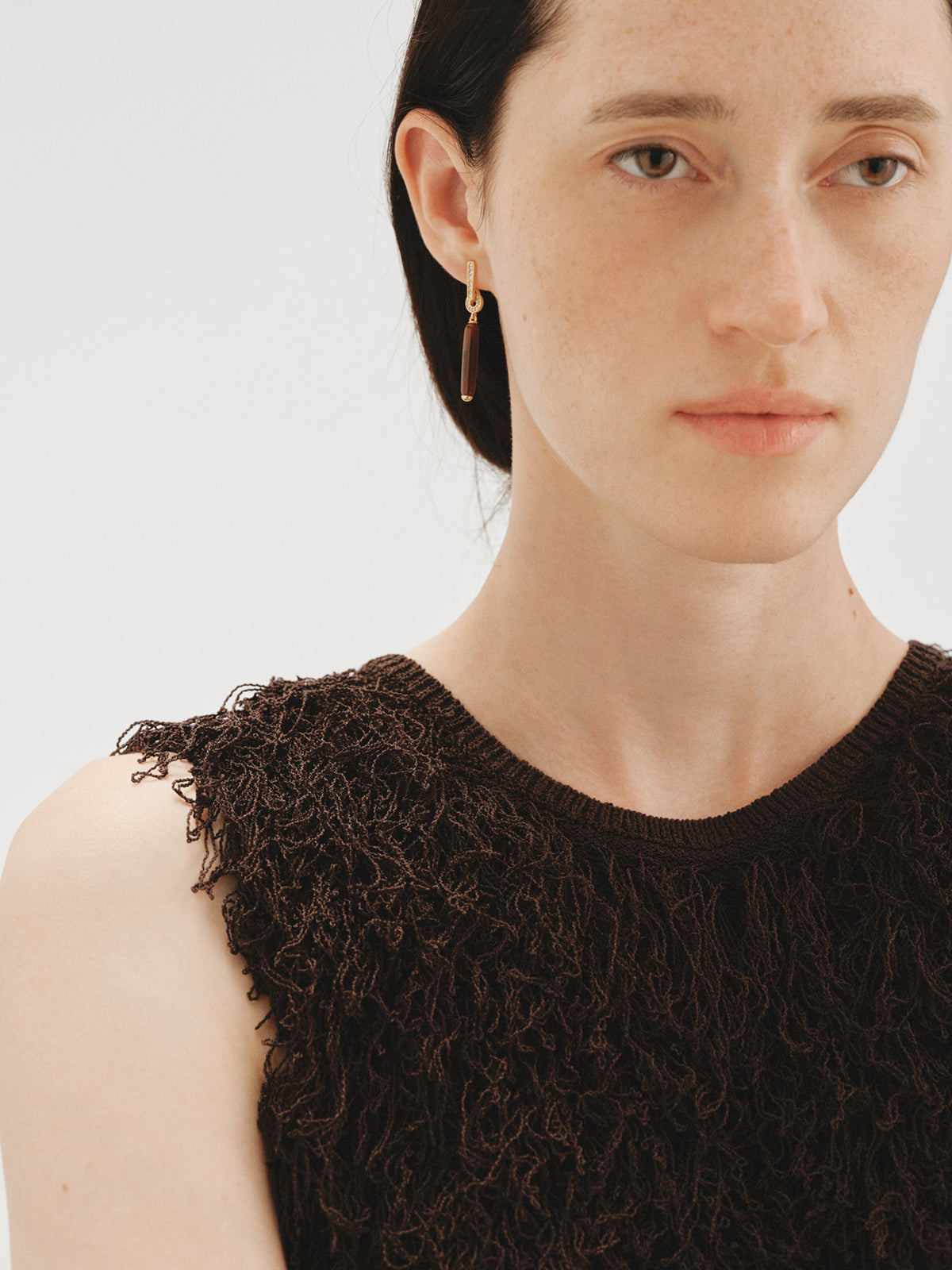 18K yellow gold-plated long earrings with brushed finish, brown resin and crystals