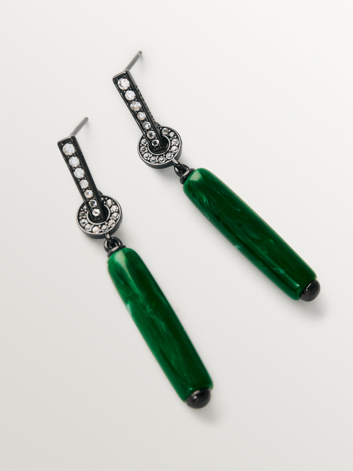 Long earrings with brushed finish, green resin and crystals
