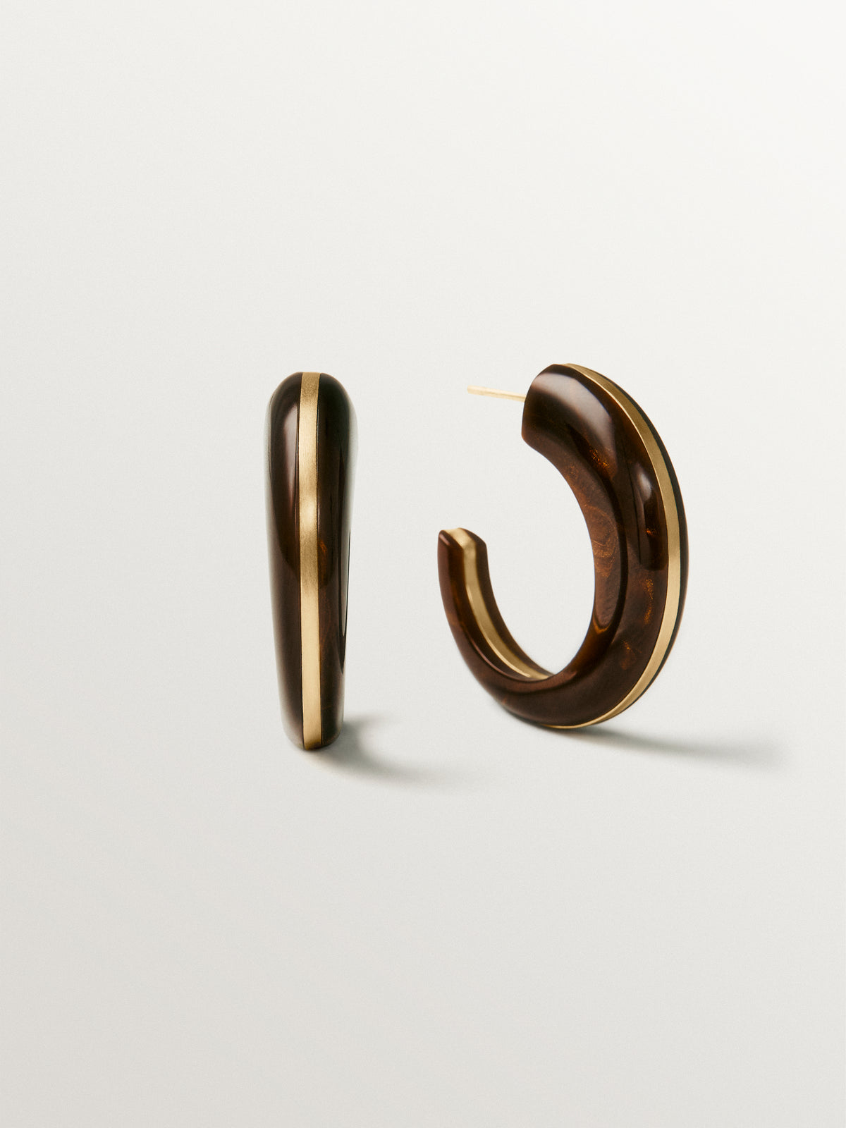 18K yellow gold-plated earrings with brushed finish and brown resin