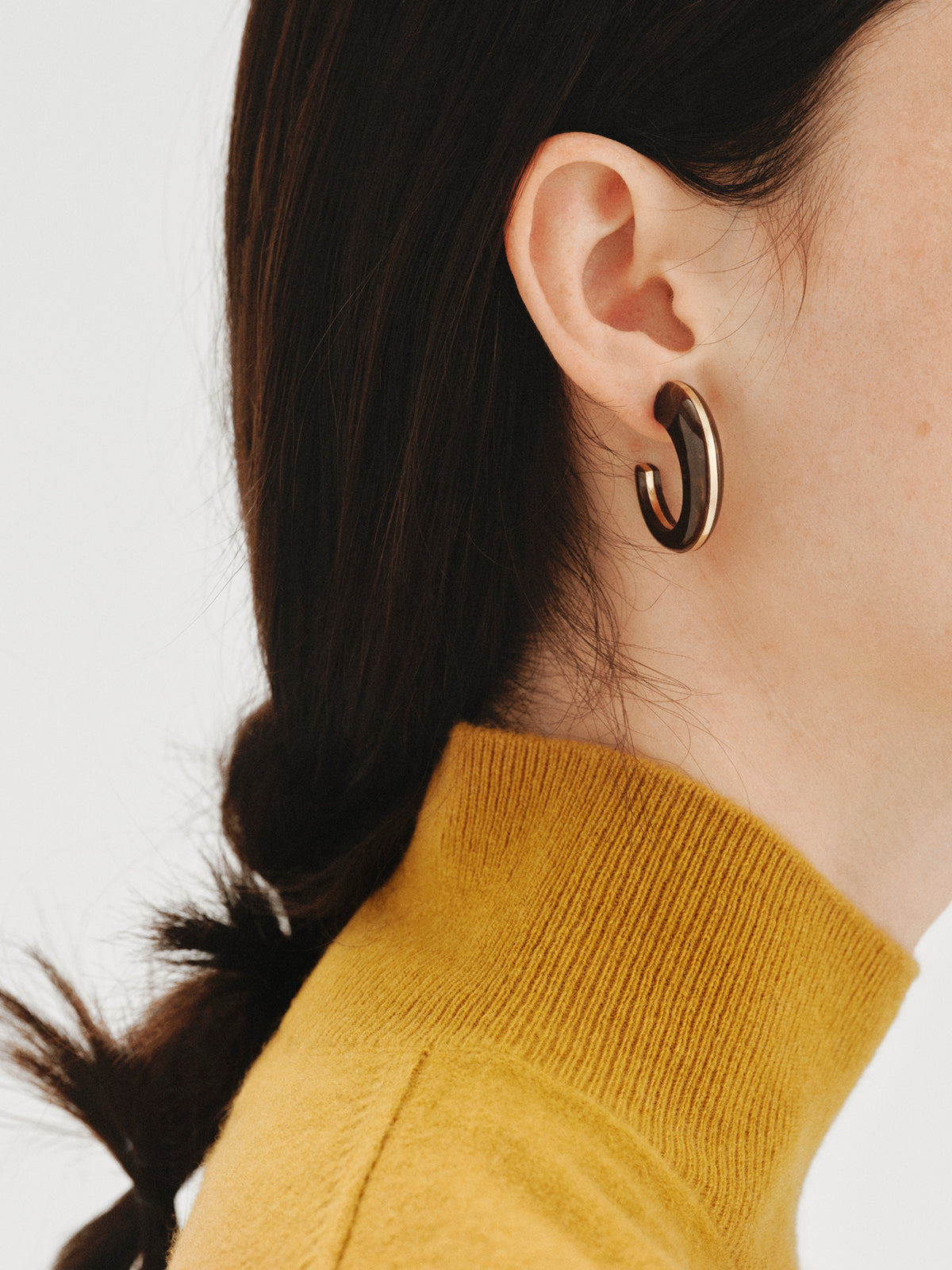 18K yellow gold-plated earrings with brushed finish and brown resin