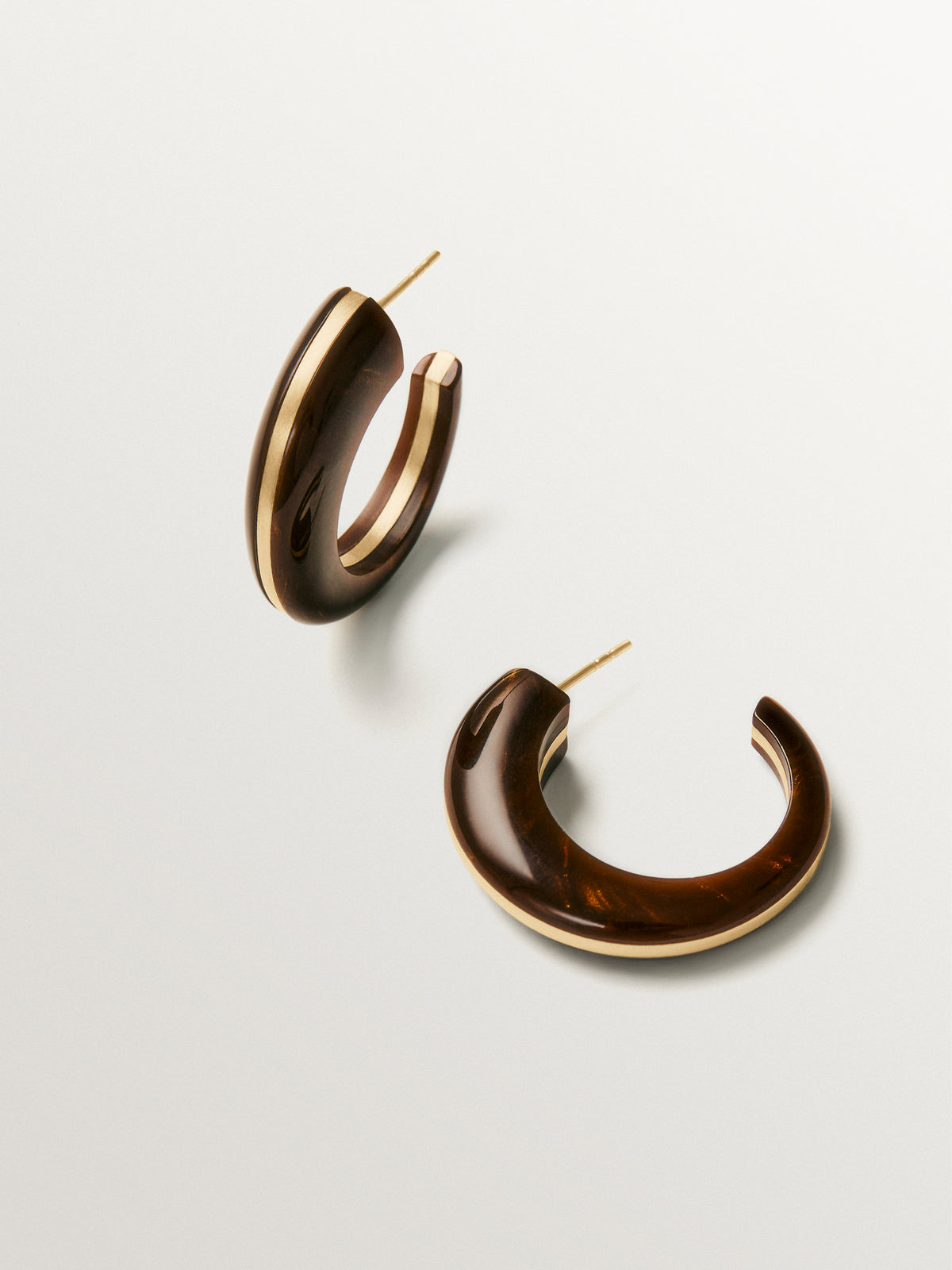 18K yellow gold-plated earrings with brushed finish and brown resin