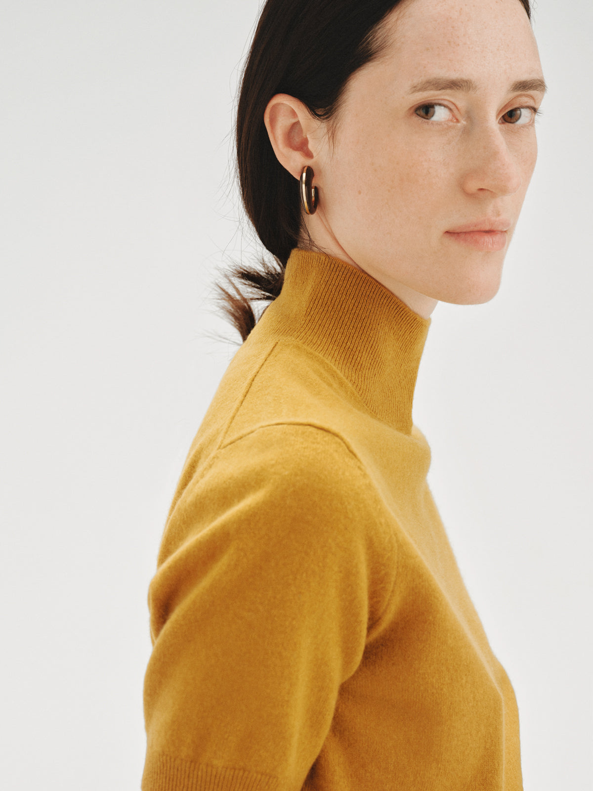 18K yellow gold-plated earrings with brushed finish and brown resin