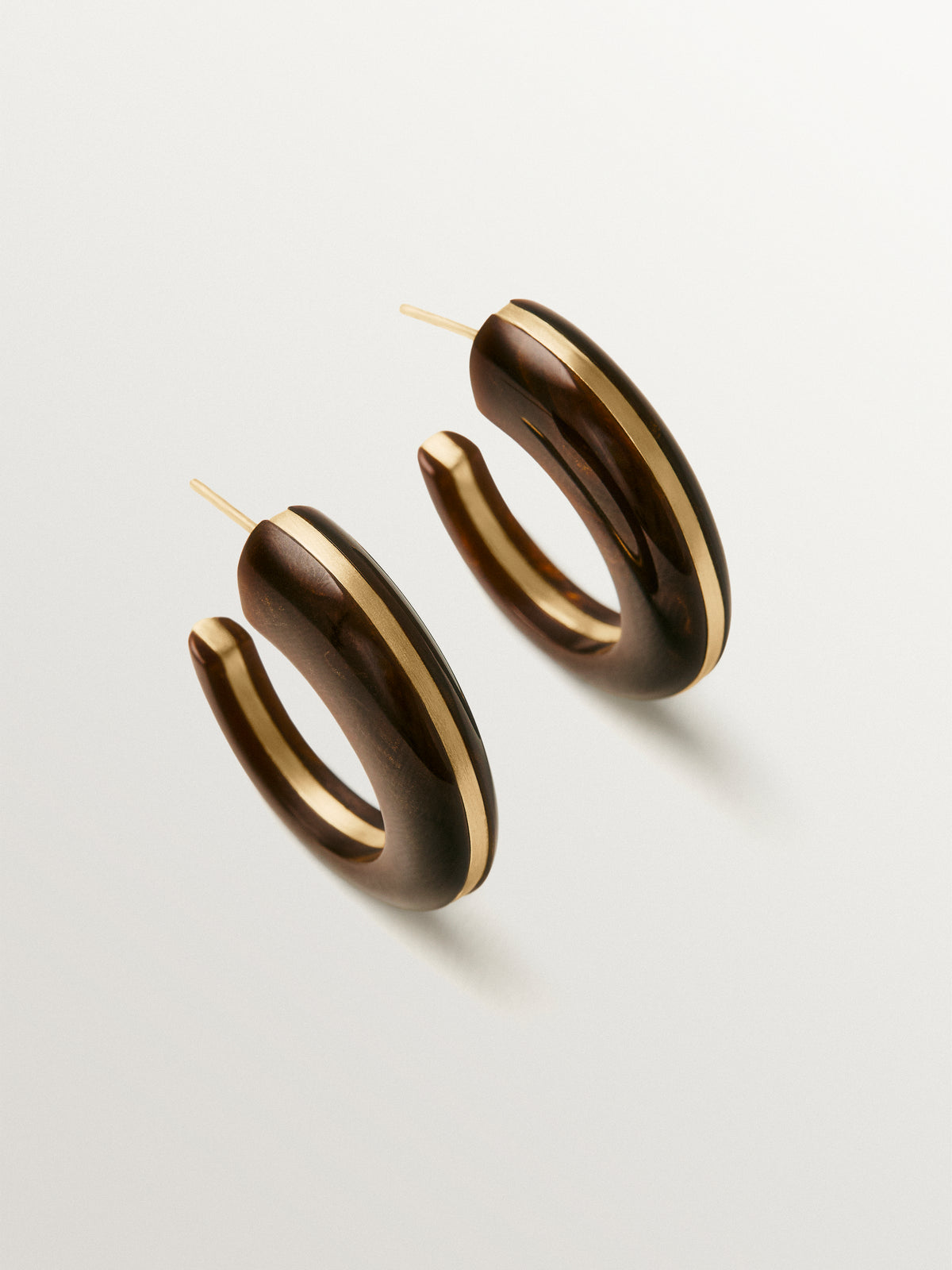 18K yellow gold-plated earrings with brushed finish and brown resin