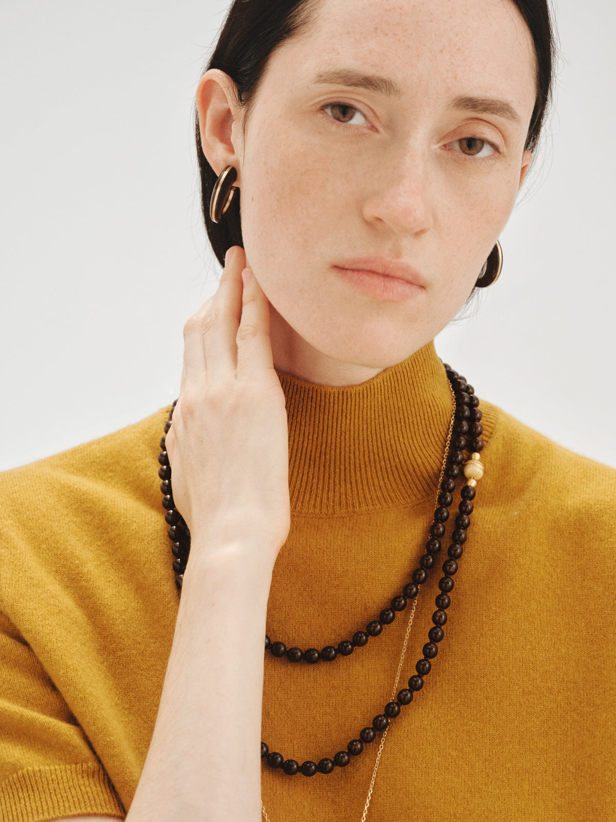 18K yellow gold-plated earrings with brushed finish and brown resin