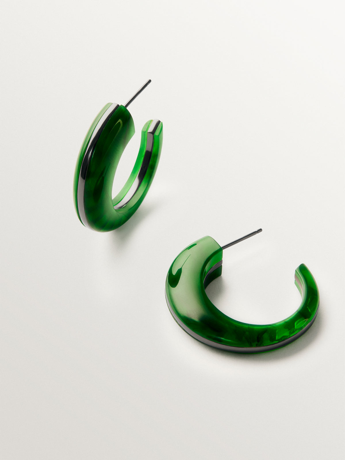 Earrings with brushed finish and green resin