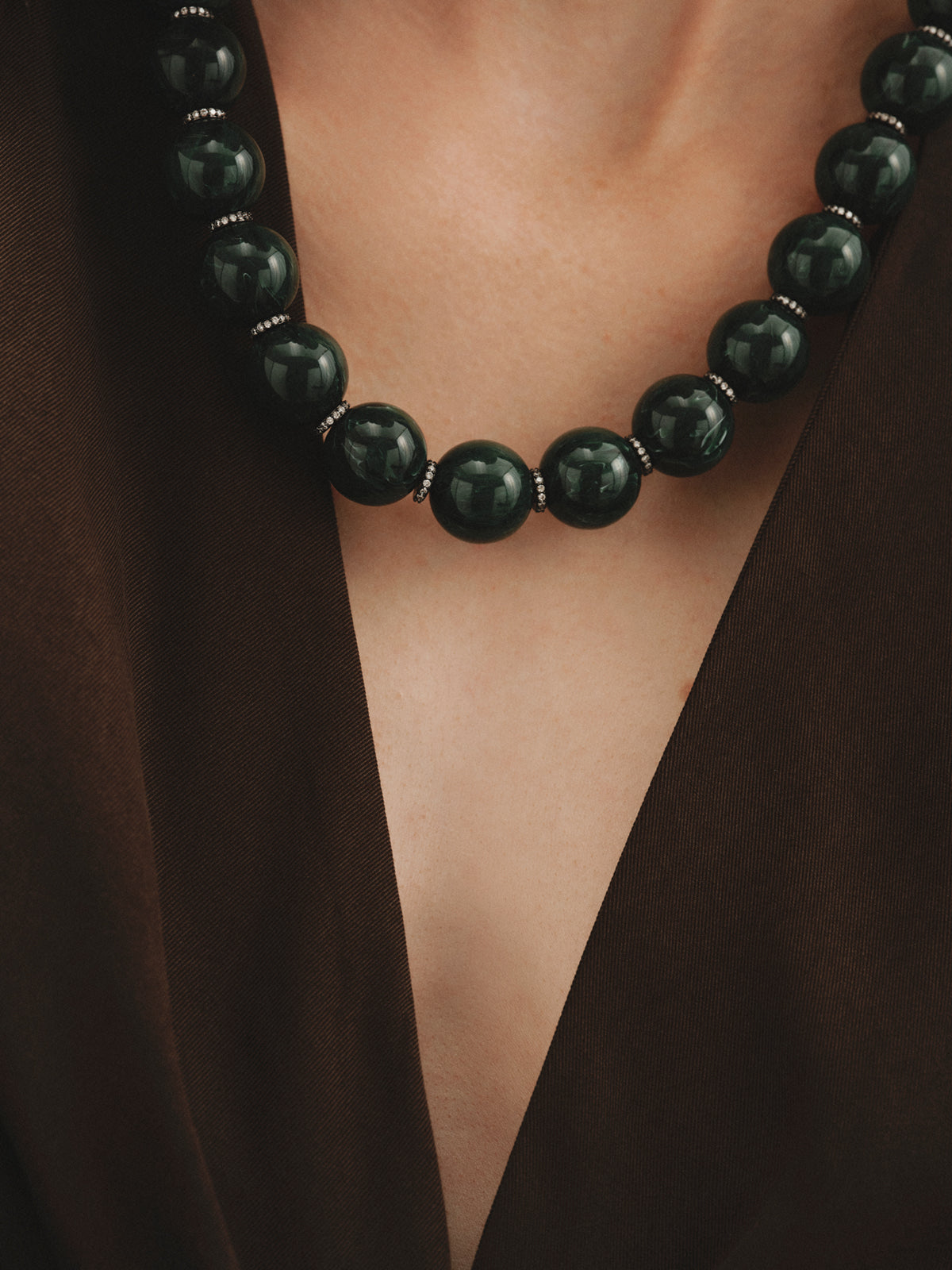 Necklace with green resin, crystals and sphere motifs