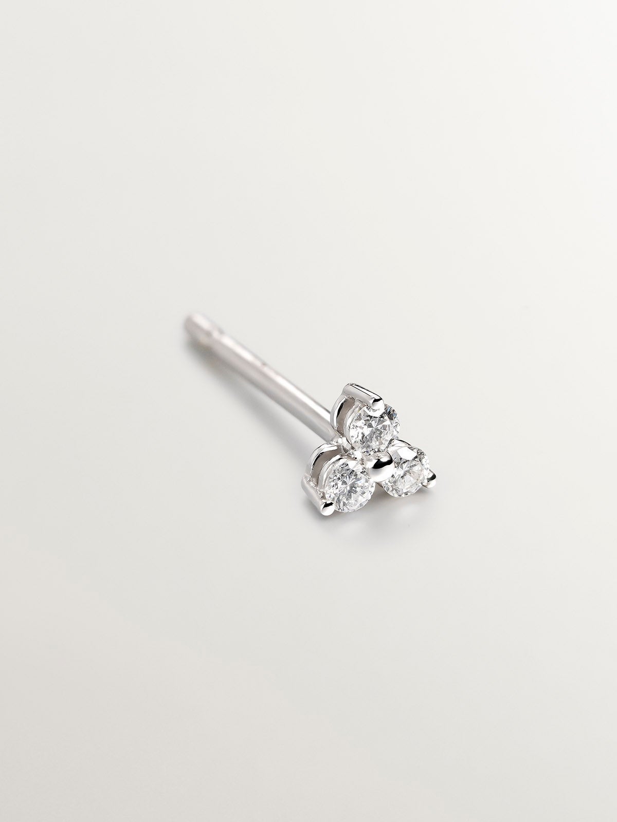 Single 18K white gold earring with diamond clover.