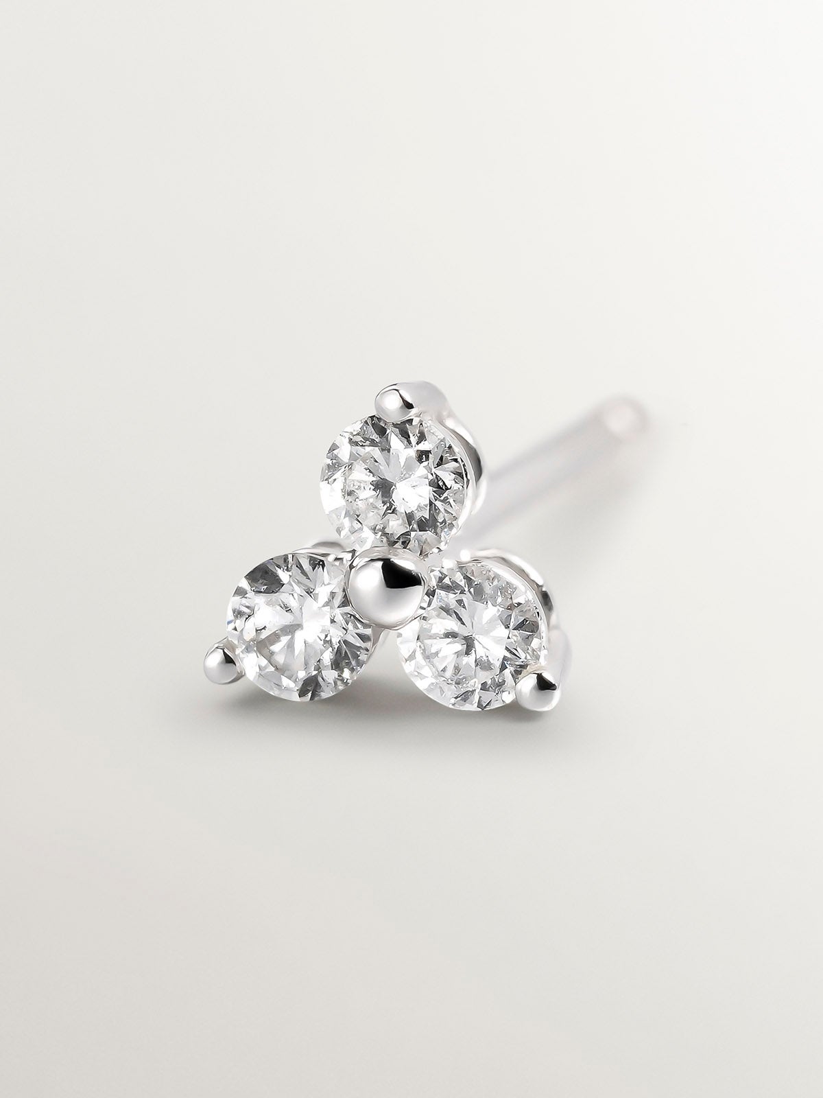 Single 18K white gold earring with diamond clover.