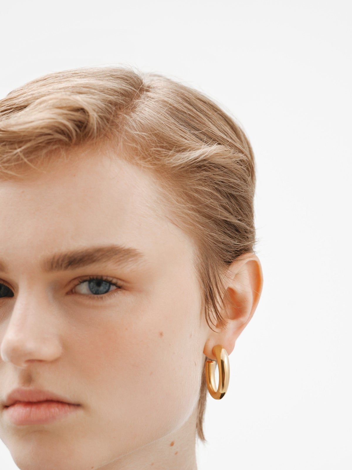 Large and thick hoop earrings made of 925 silver, bathed in 18K yellow gold, with an oval shape.