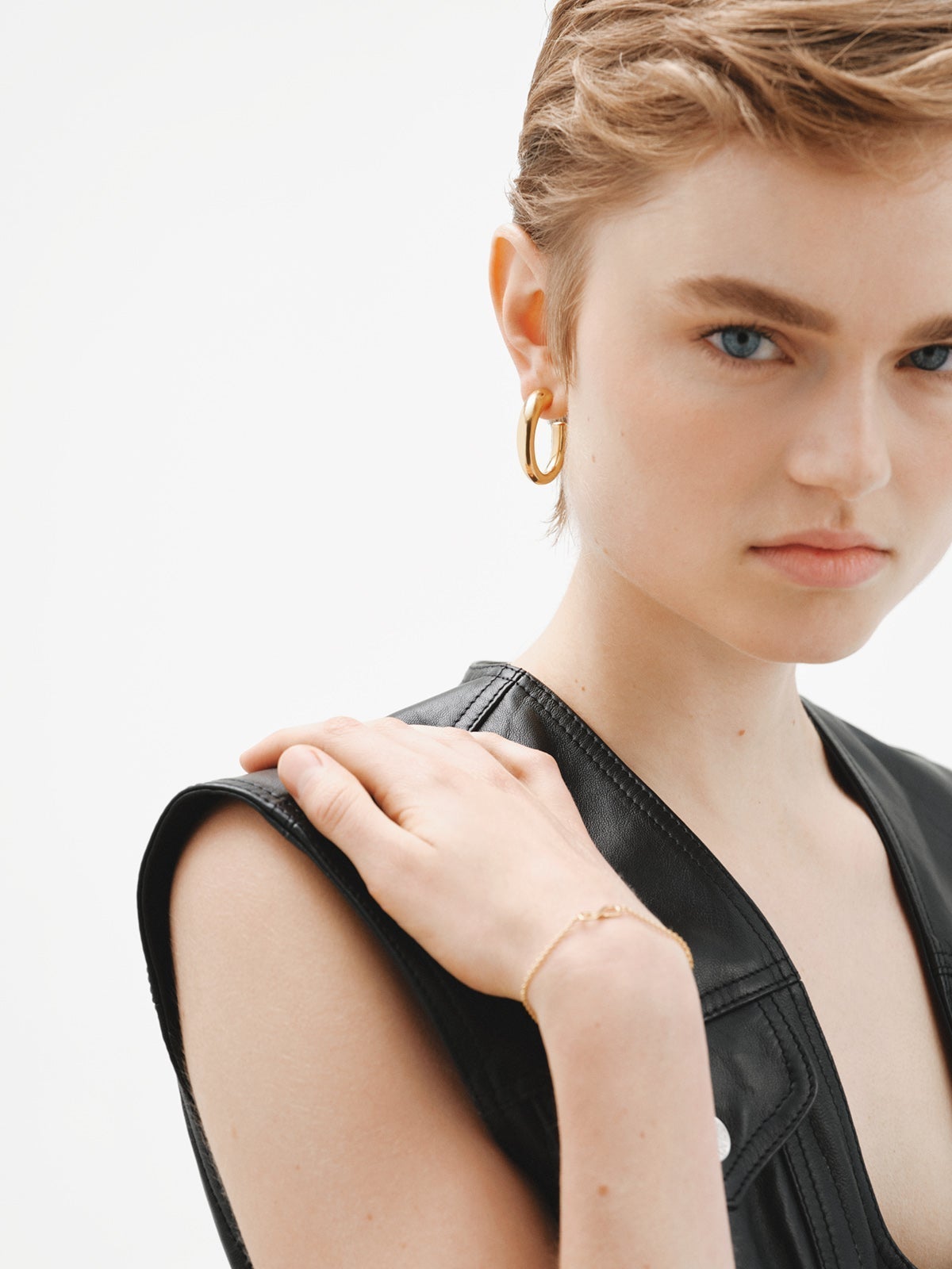 Large and thick hoop earrings made of 925 silver, bathed in 18K yellow gold, with an oval shape.