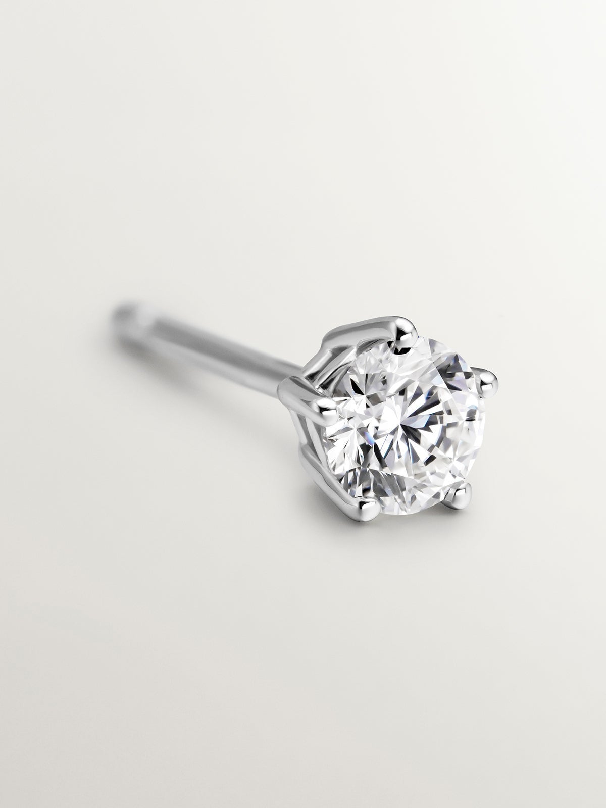 18K white gold solitaire earring with diamond 0.20 cts