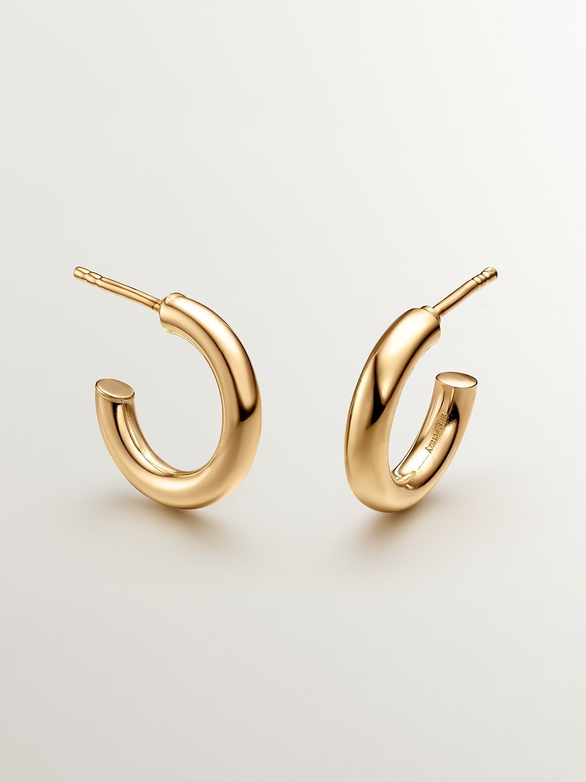 Small hoop earrings made of 925 silver bathed in 18K yellow gold.