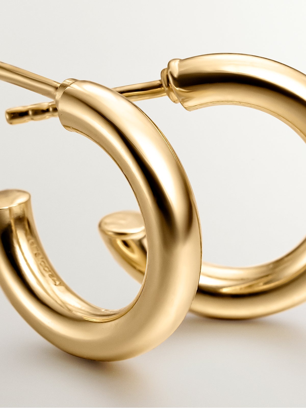 Small hoop earrings made of 925 silver bathed in 18K yellow gold.