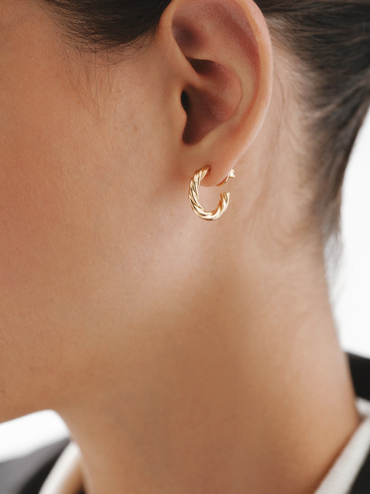 Medium hoop earrings made of 925 silver covered in 18k gold with fluted texture.