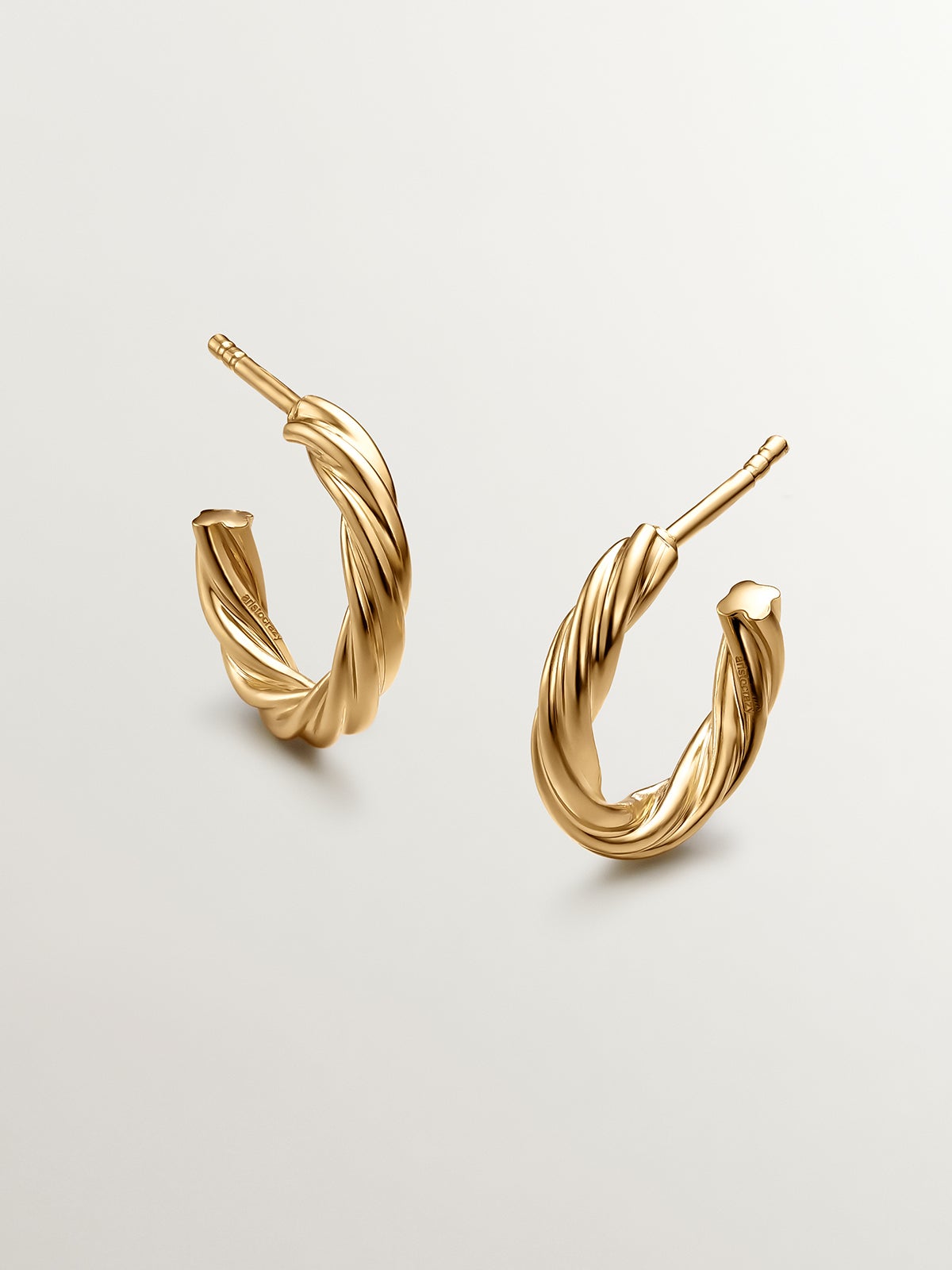 Medium hoop earrings made of 925 silver covered in 18k gold with fluted texture.