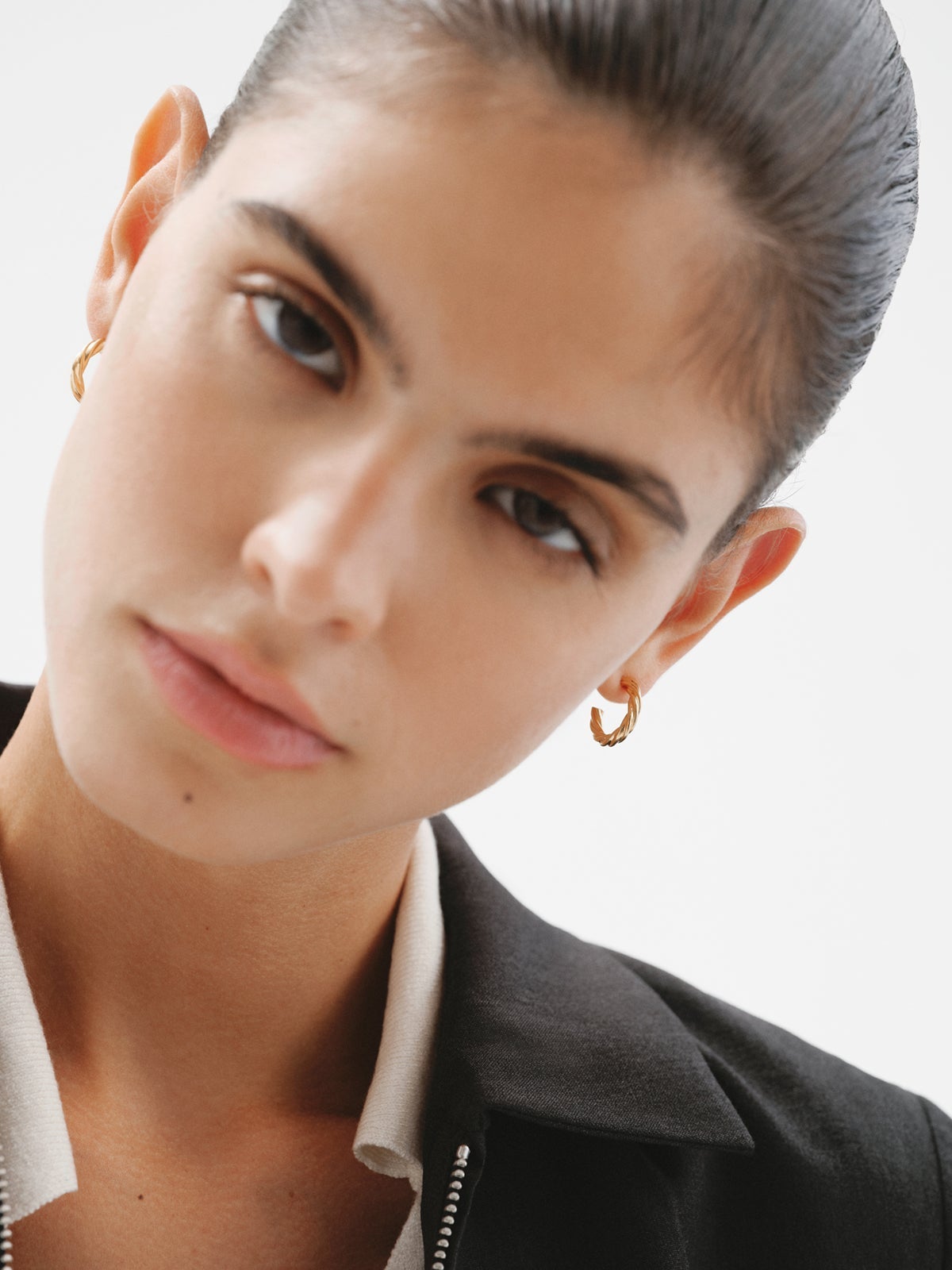 Medium hoop earrings made of 925 silver covered in 18k gold with fluted texture.