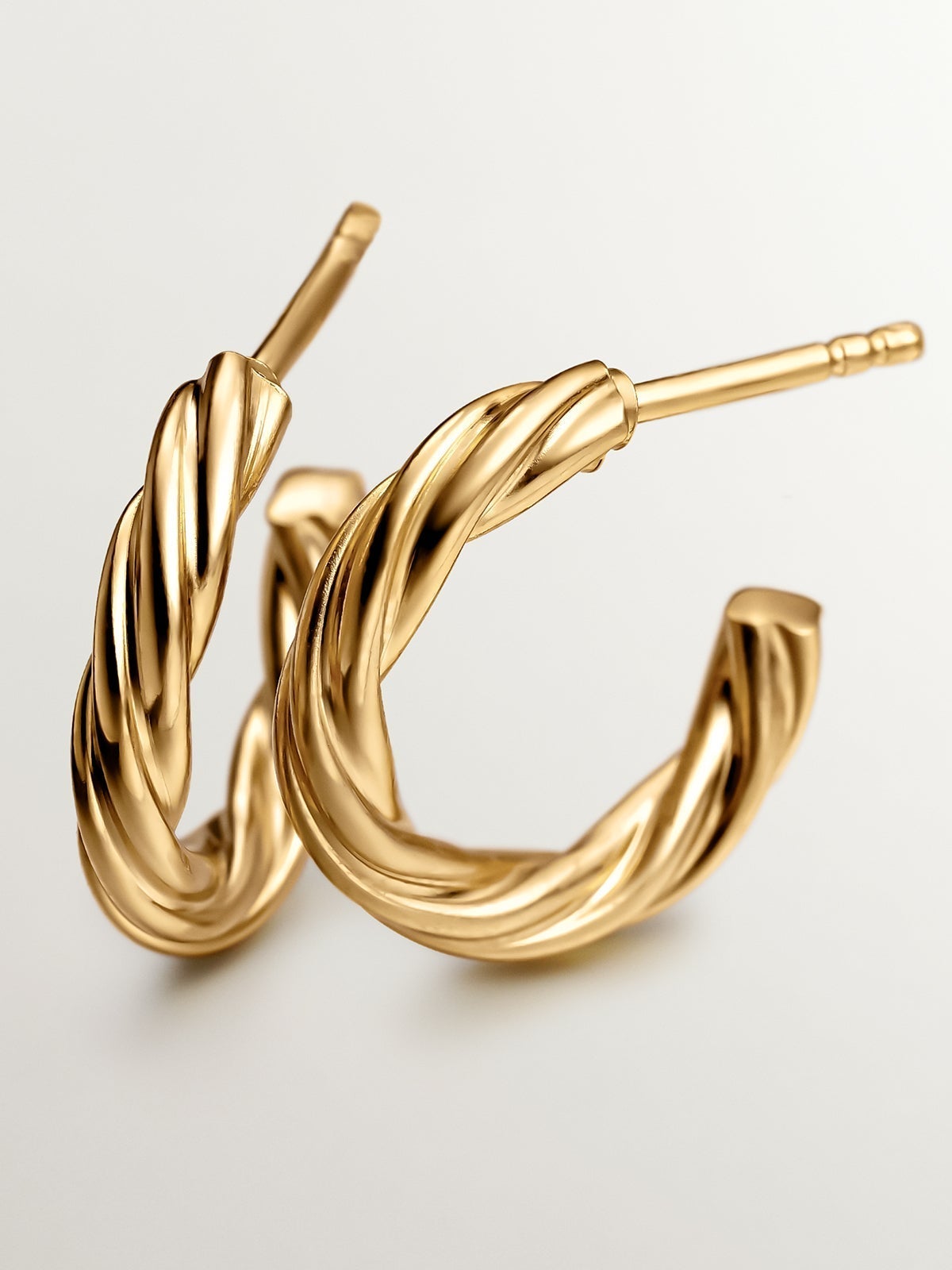 Medium hoop earrings made of 925 silver covered in 18k gold with fluted texture.