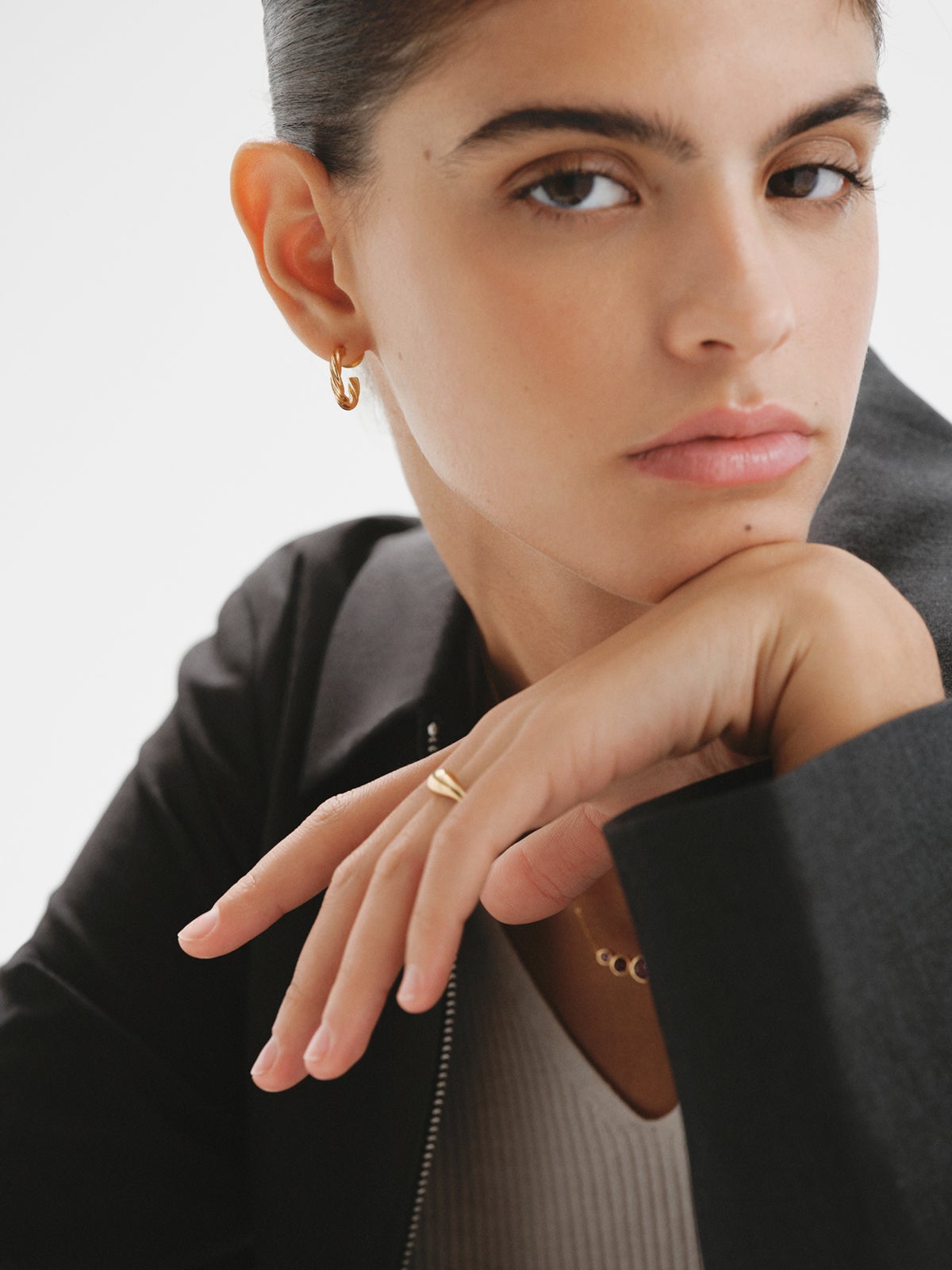 Medium hoop earrings made of 925 silver covered in 18k gold with fluted texture.
