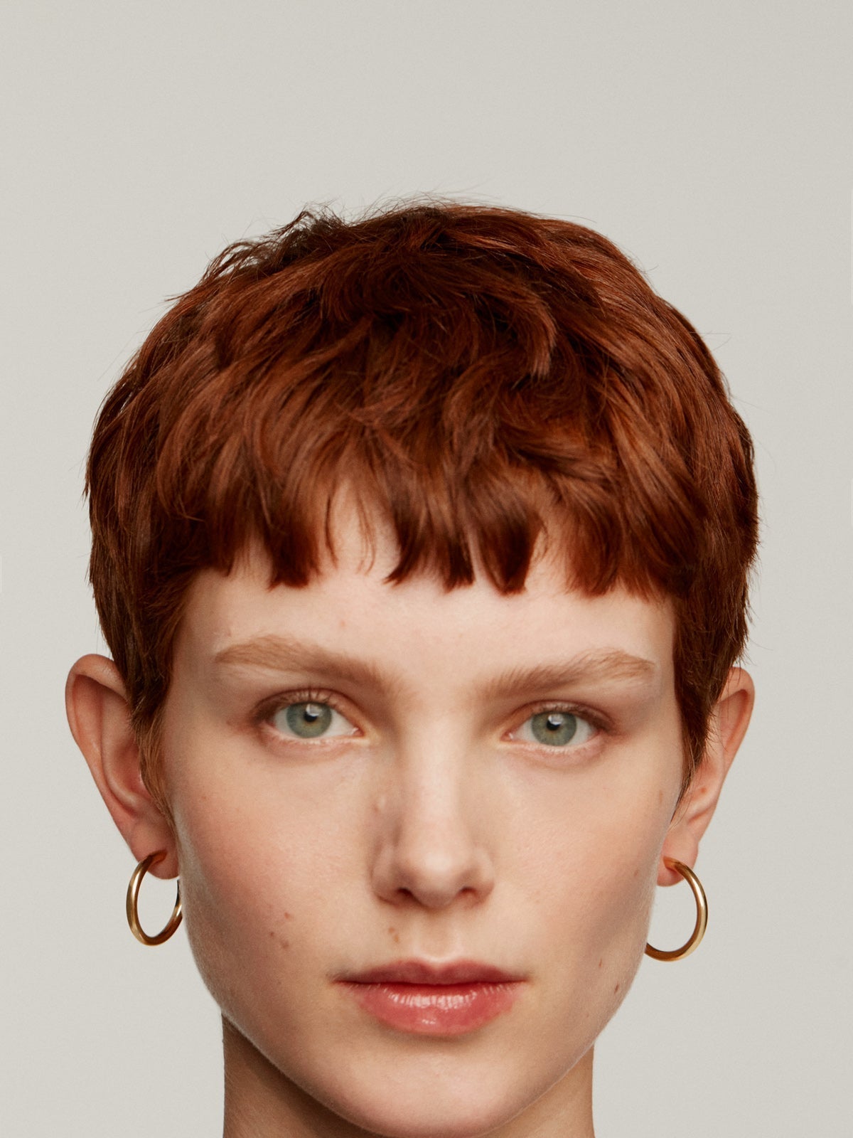 Medium-sized hoop earrings made of 925 silver, coated in 18K yellow gold.