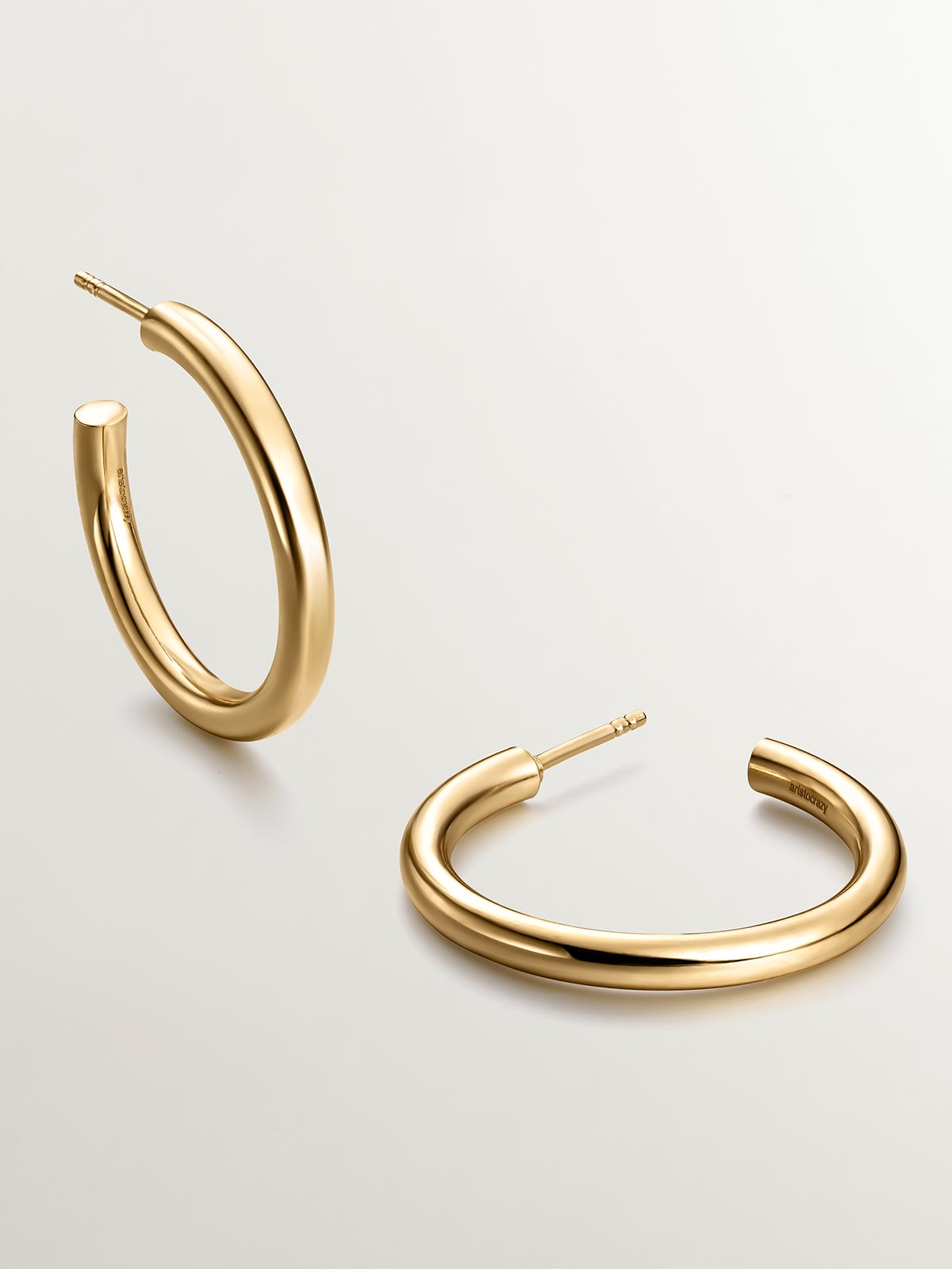 Medium-sized hoop earrings made of 925 silver, coated in 18K yellow gold.
