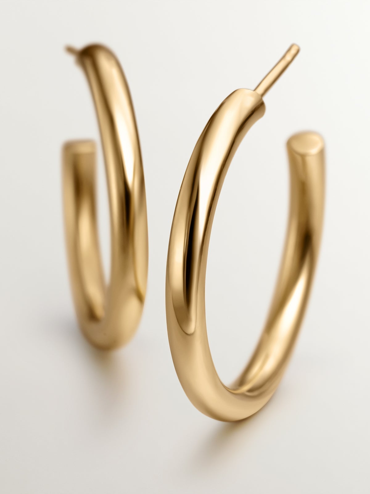 Medium-sized hoop earrings made of 925 silver, coated in 18K yellow gold.