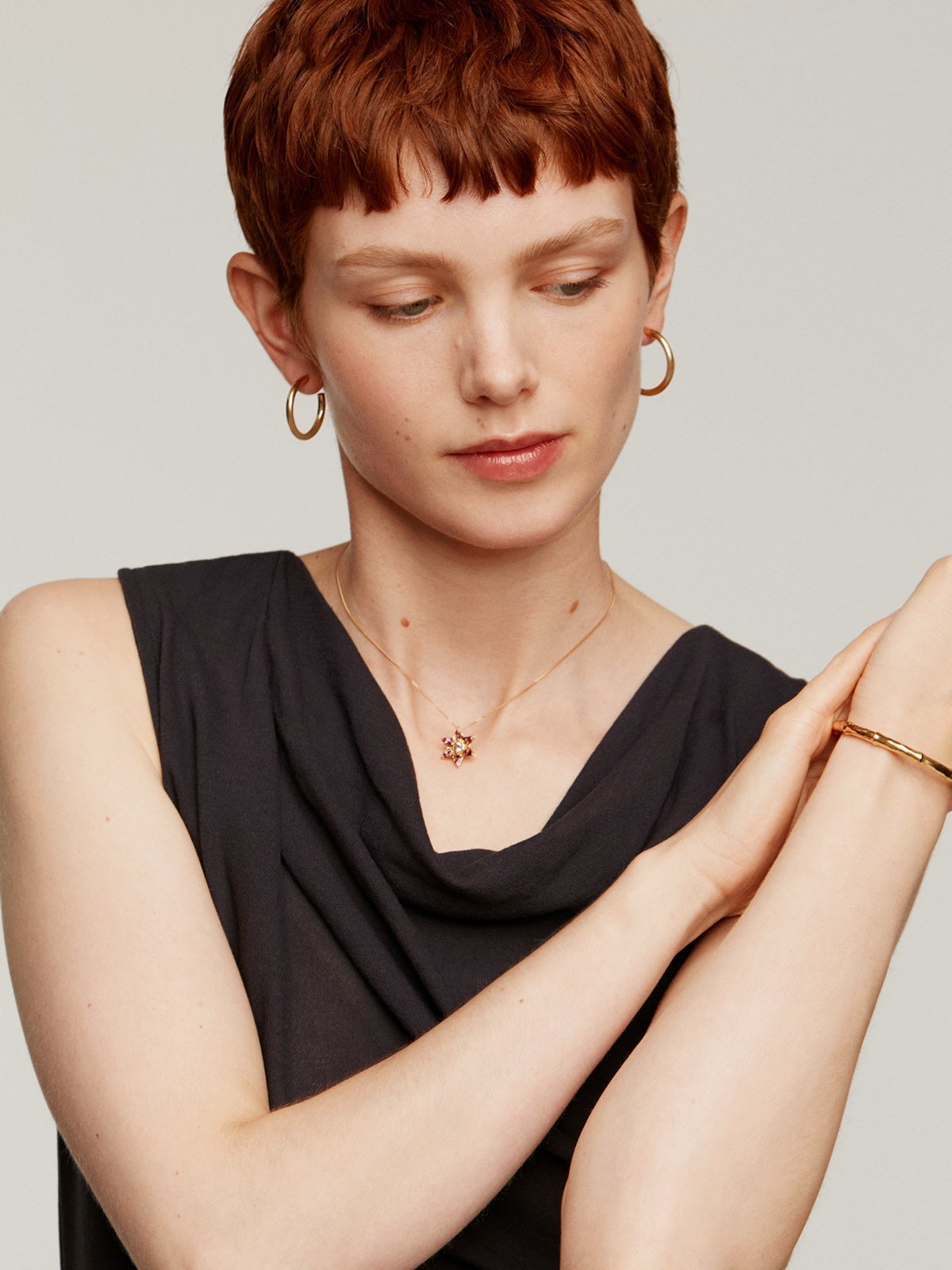 Medium-sized hoop earrings made of 925 silver, coated in 18K yellow gold.