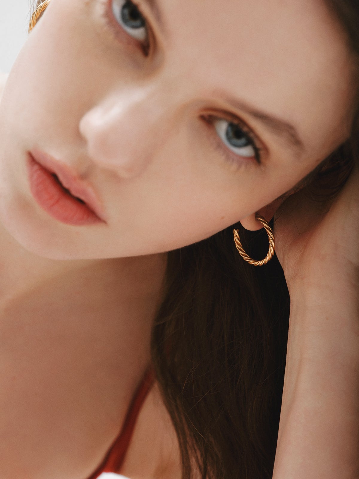 Large hoop earrings made of 925 silver coated in 18K yellow gold with fluted texture.