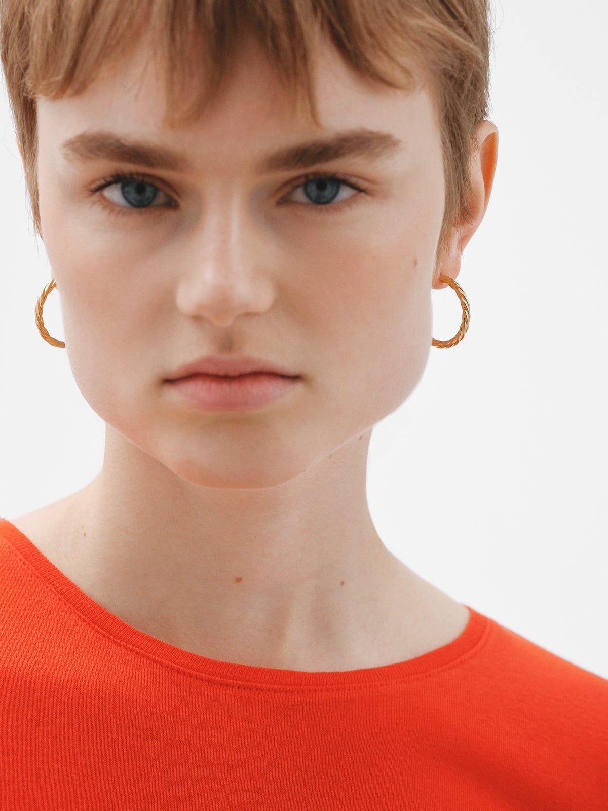 Large hoop earrings made of 925 silver coated in 18K yellow gold with fluted texture.