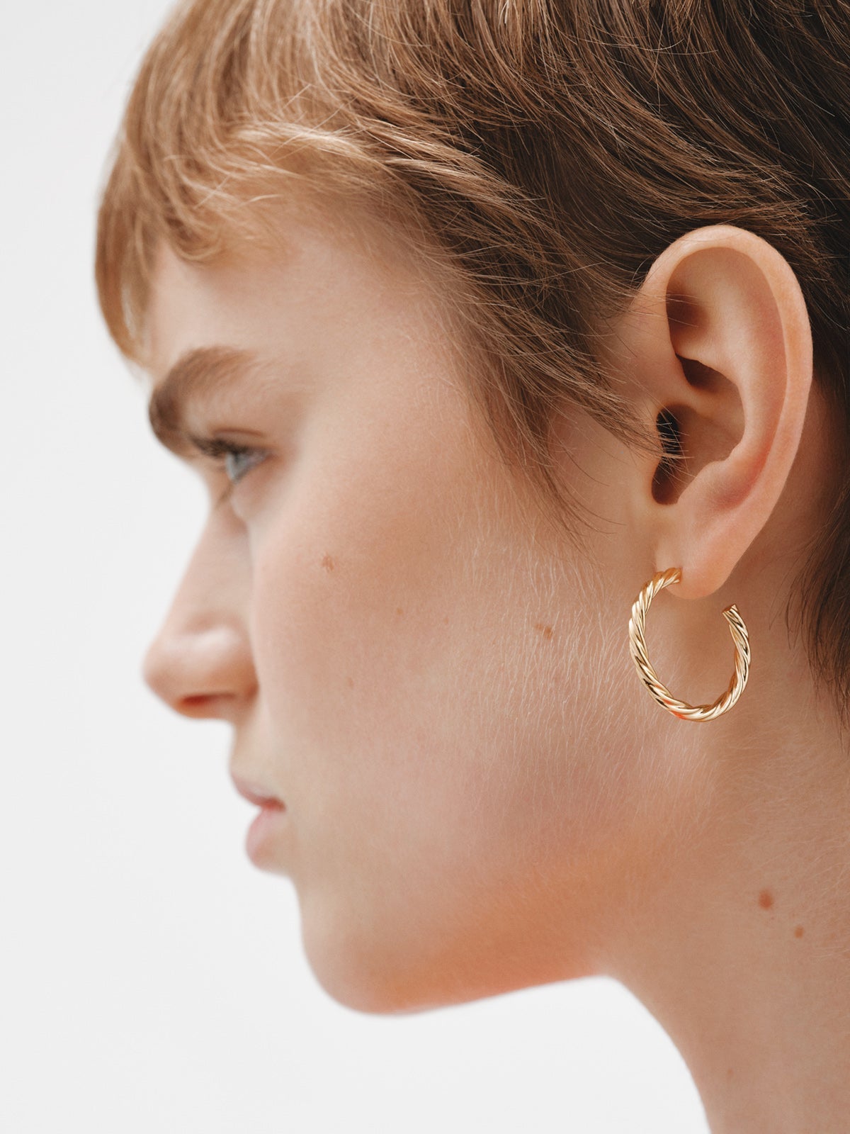Large hoop earrings made of 925 silver coated in 18K yellow gold with fluted texture.