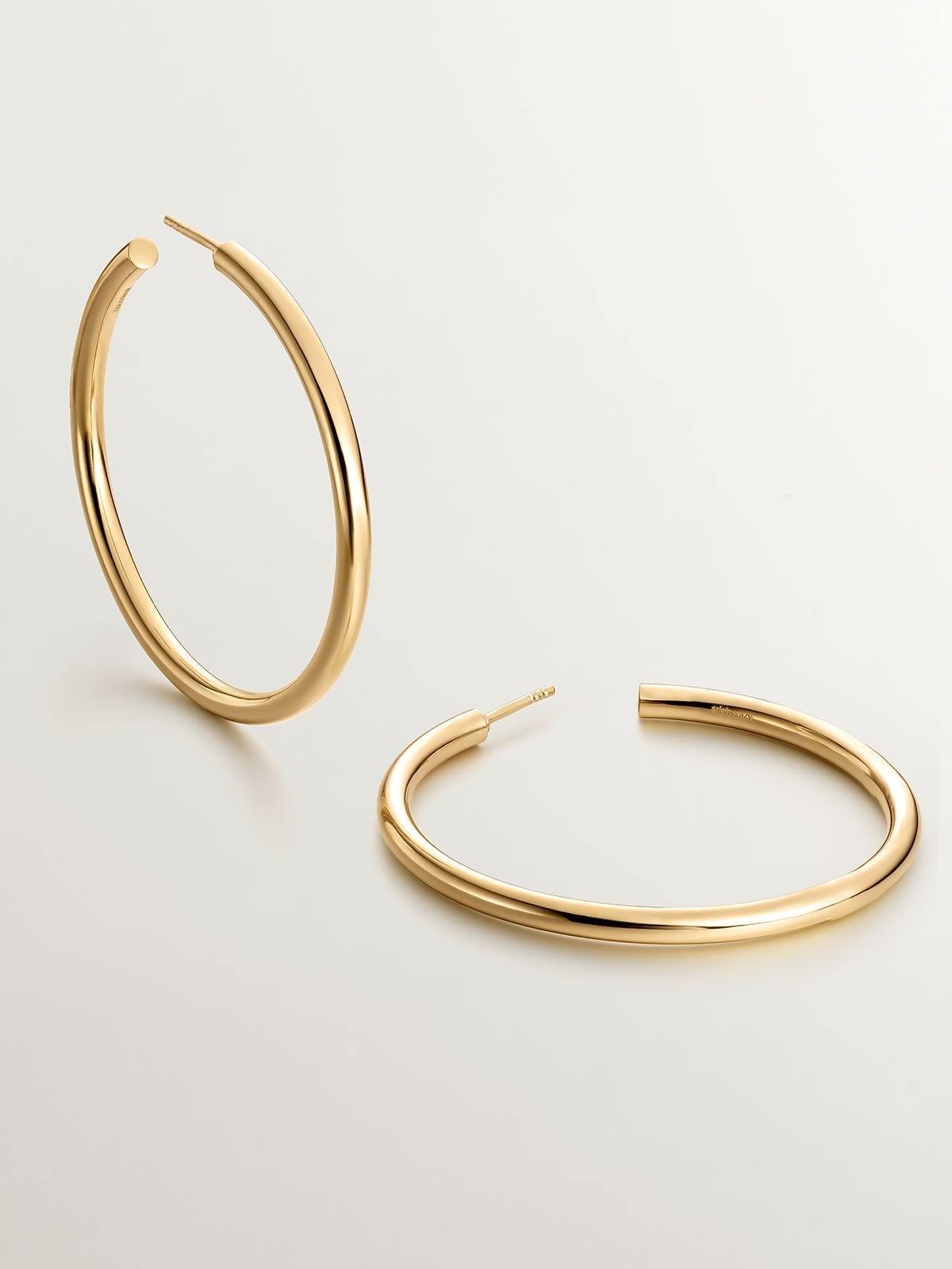 Large hoop earrings made of 925 silver, coated in 18K yellow gold.