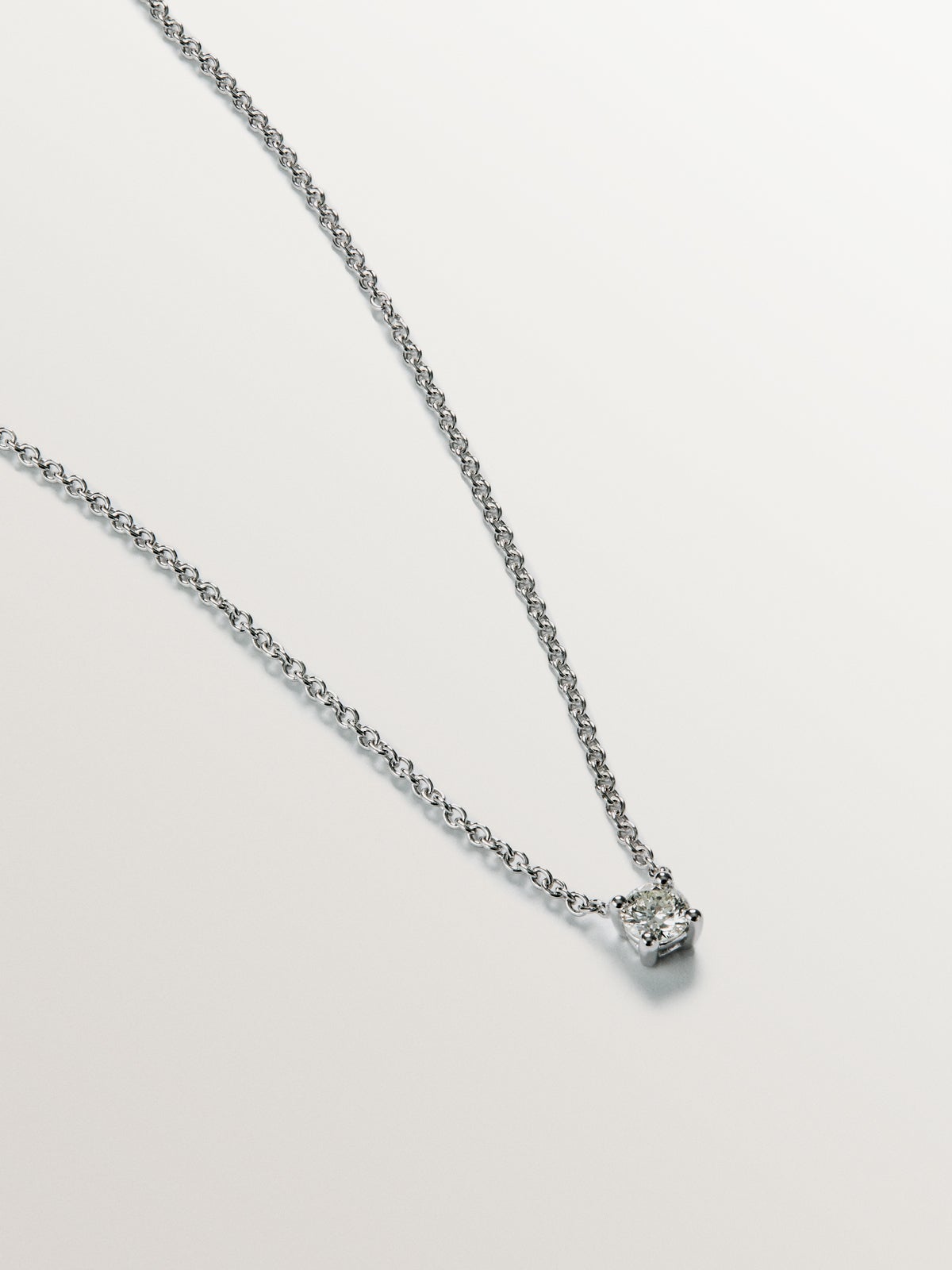 18K white gold solitaire pendant with a 0.15cts diamond.