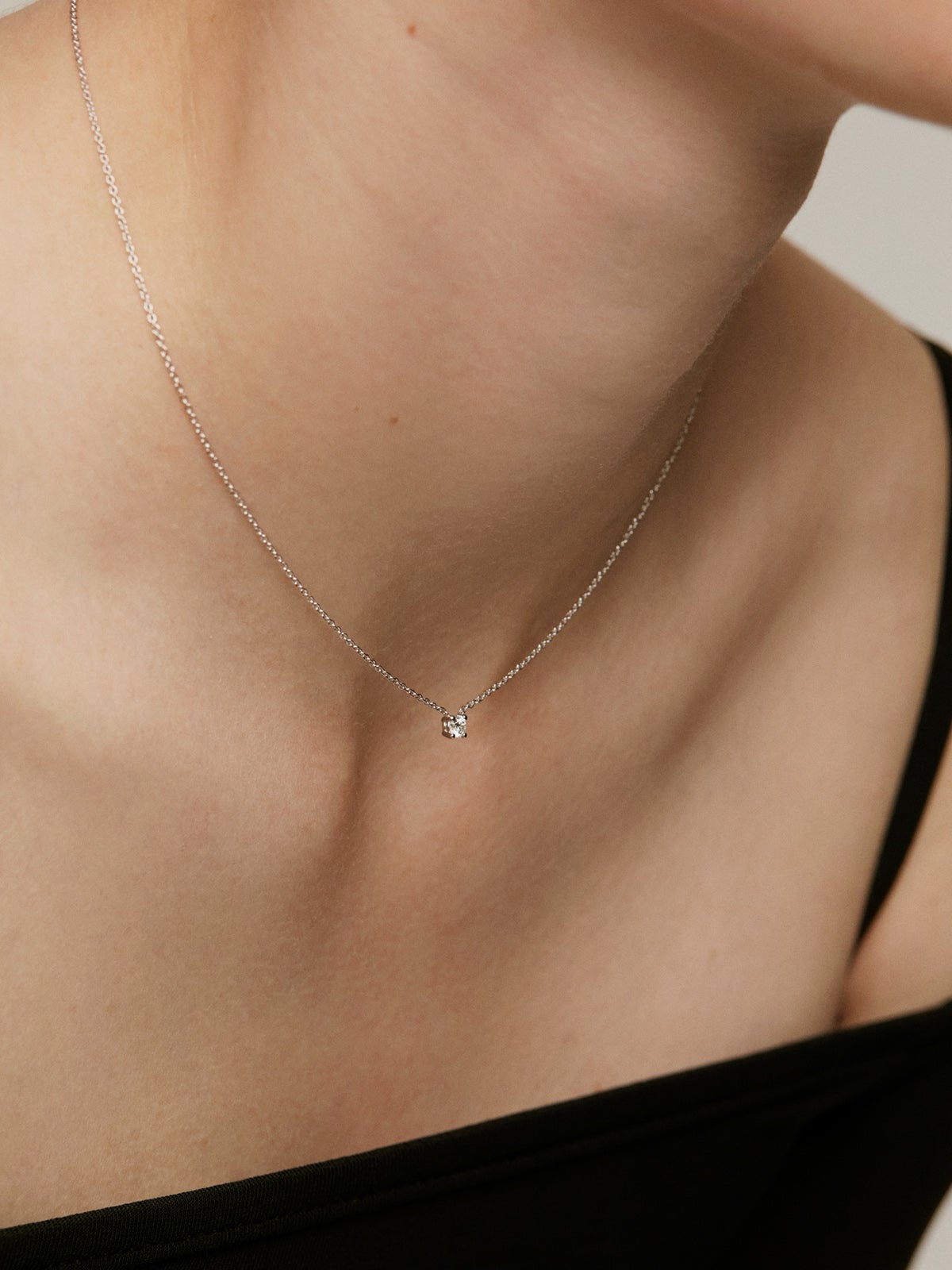 18K white gold solitaire pendant with 0.15ct diamond