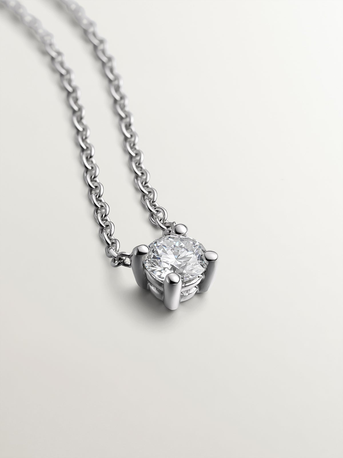 18K white gold pendant with 0.20 cts diamond