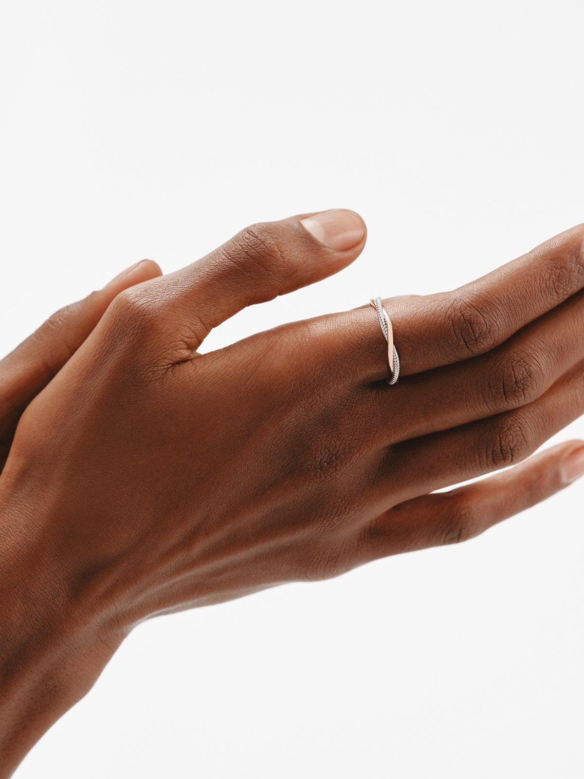 Double twisted ring made of 925 silver bathed in 18K rose gold.