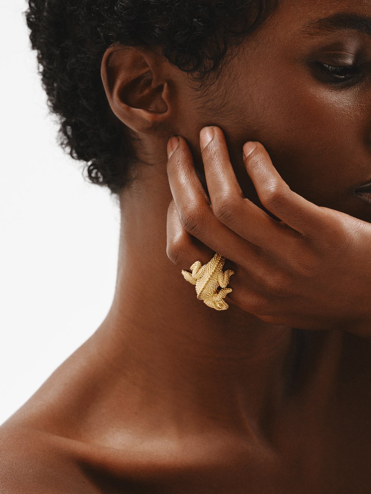 Wide 925 silver ring bathed in 18K yellow gold in the shape of a chameleon.