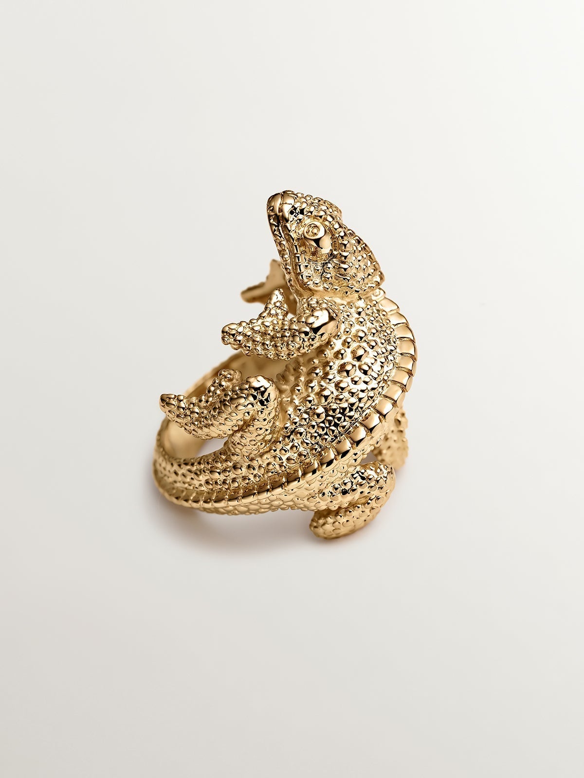 Wide 925 silver ring bathed in 18K yellow gold in the shape of a chameleon.