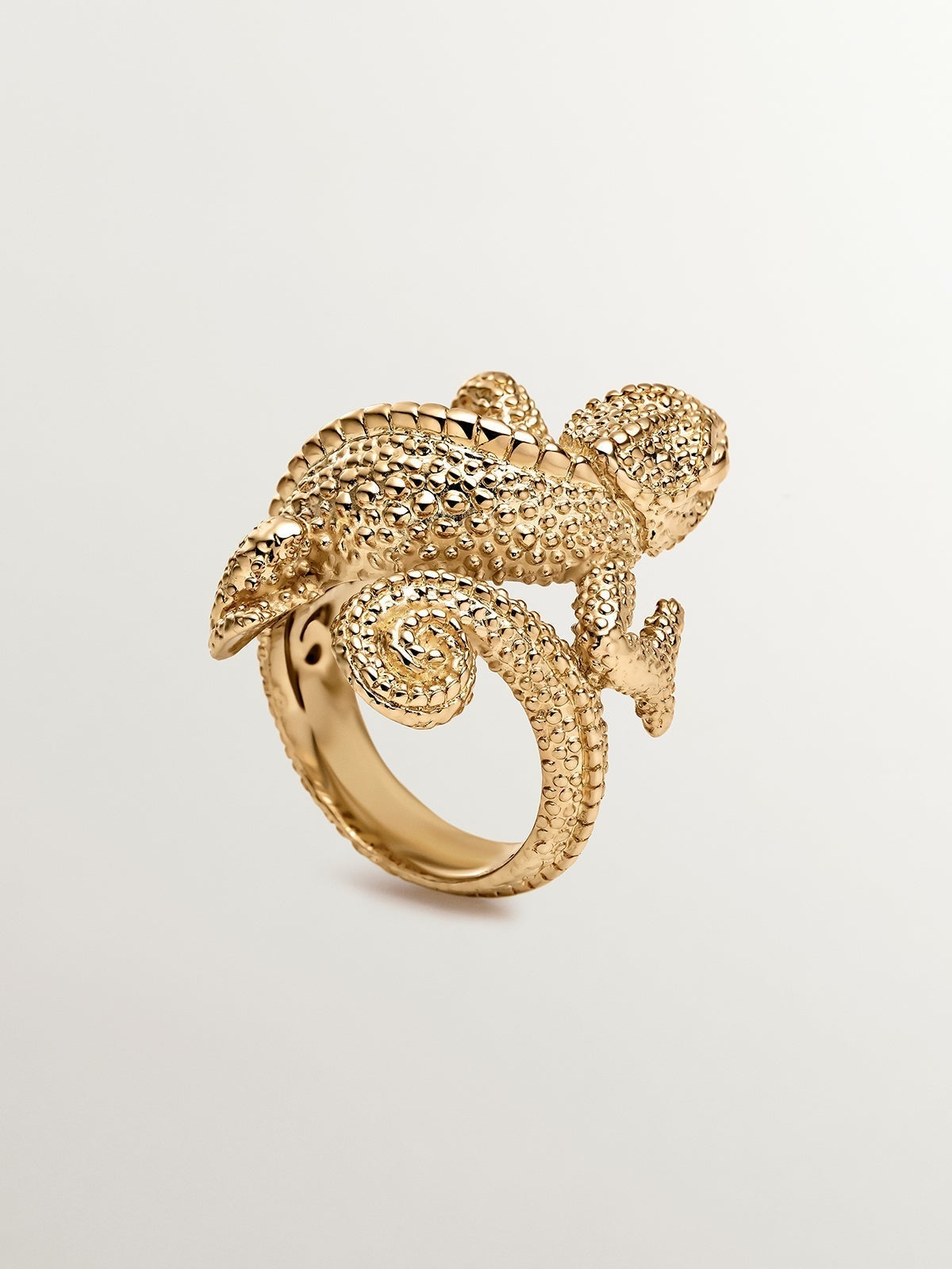 Wide 925 silver ring bathed in 18K yellow gold in the shape of a chameleon.