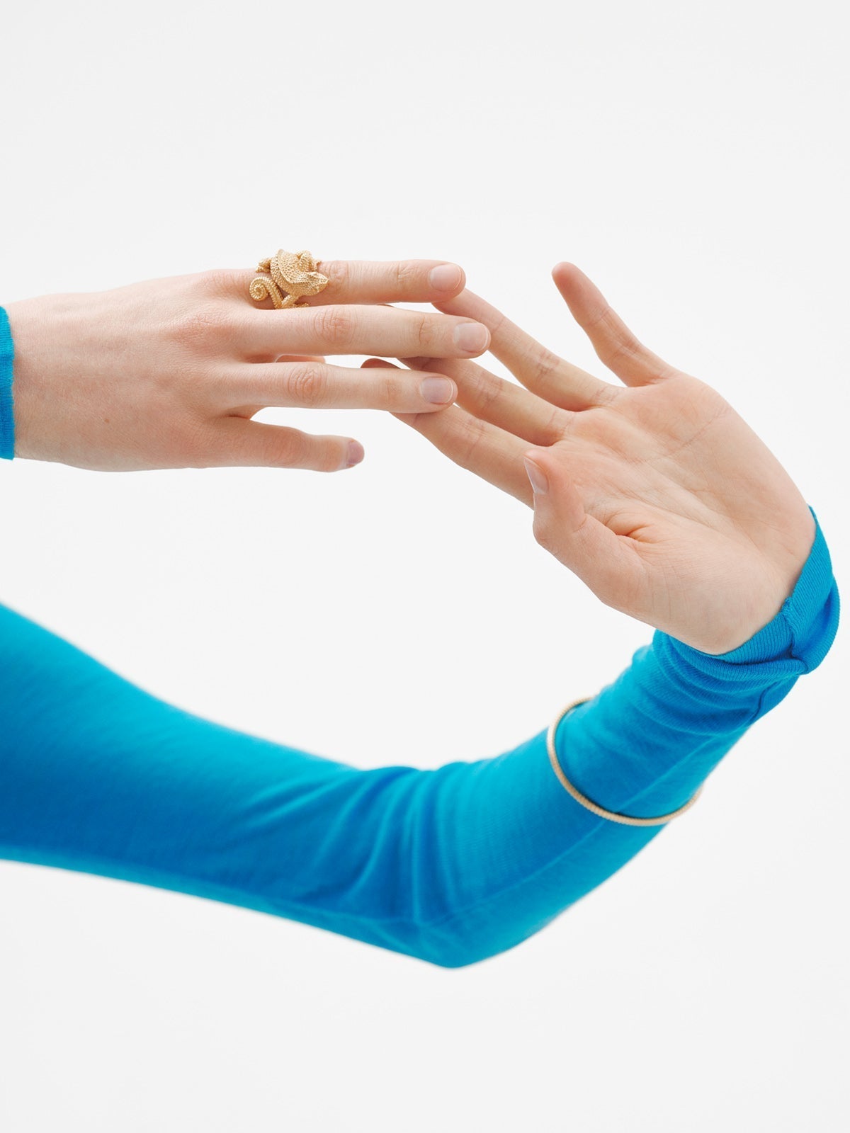 Wide 925 silver ring bathed in 18K yellow gold in the shape of a chameleon.