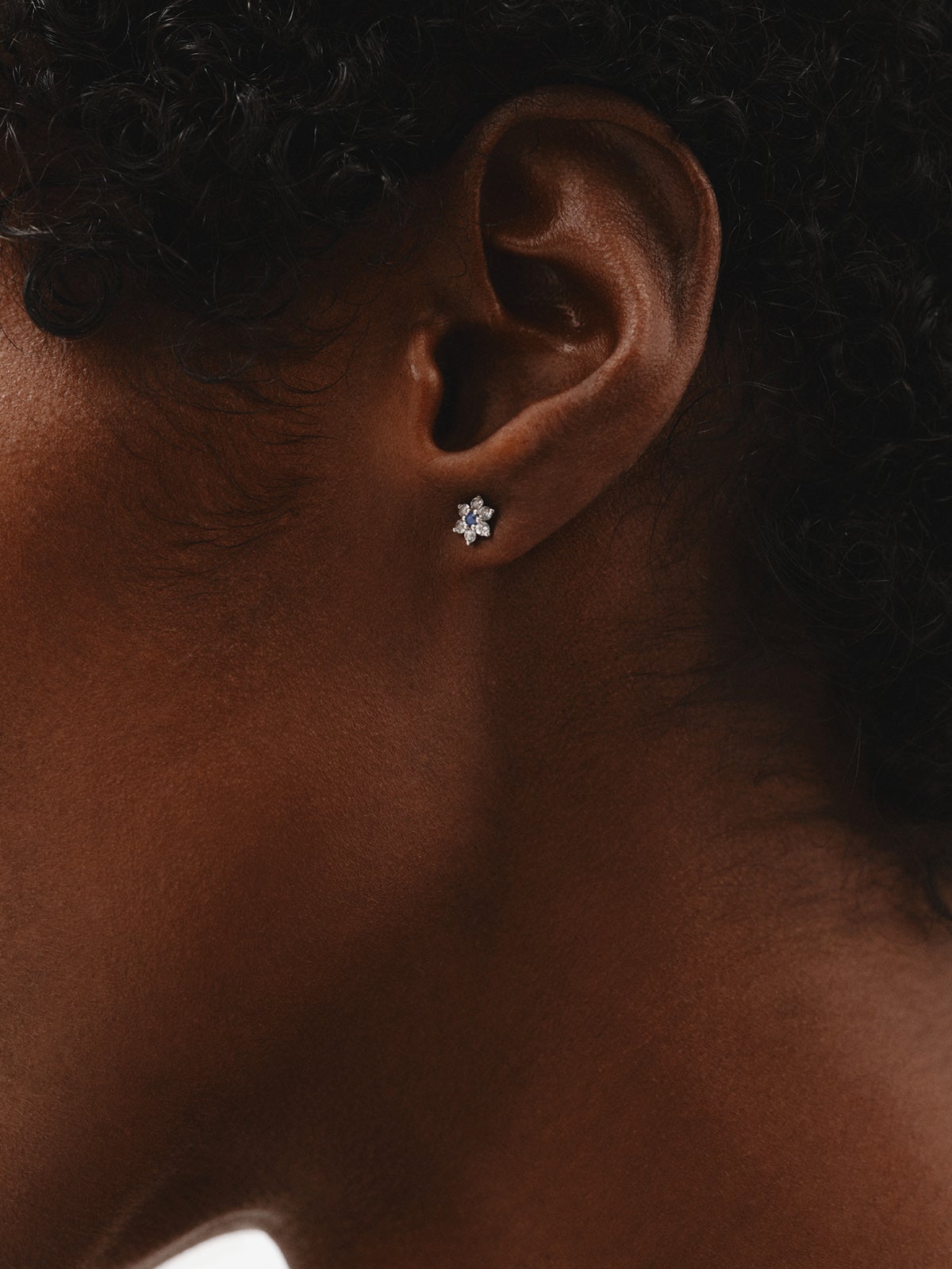 925 Silver earrings in the shape of a flower with sapphire and topaz.