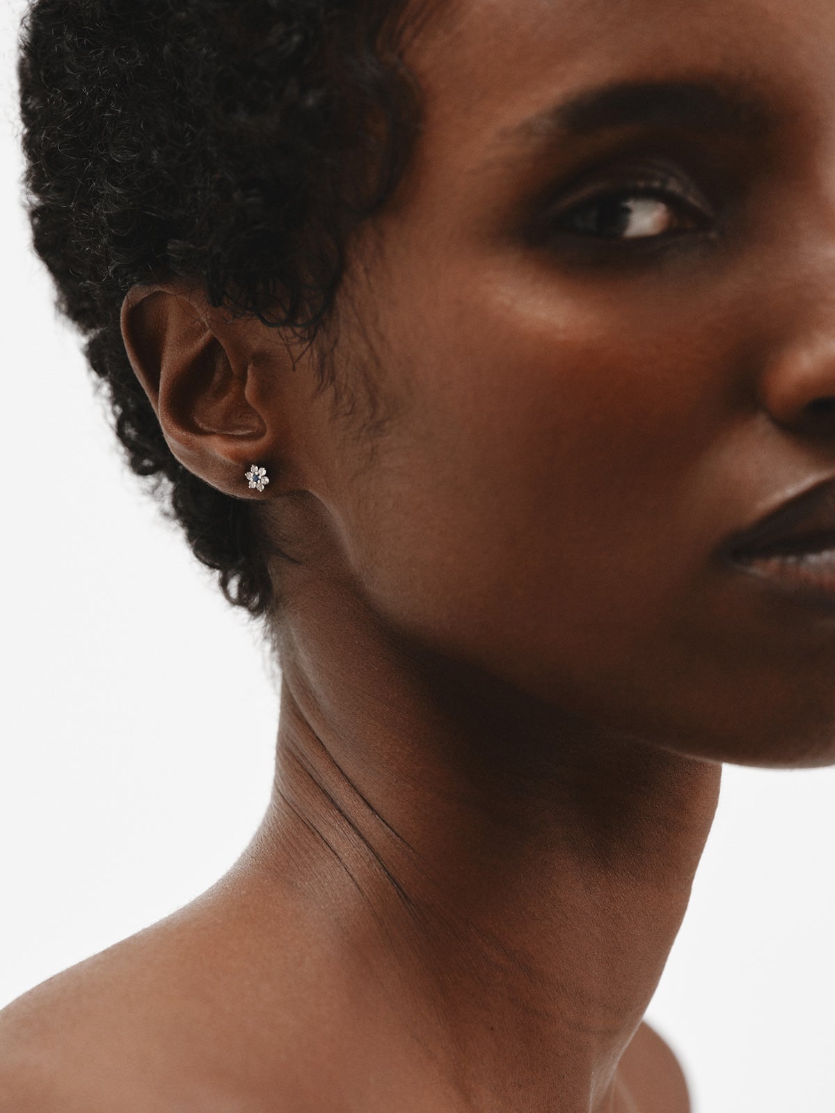 925 Silver earrings in the shape of a flower with sapphire and topaz.