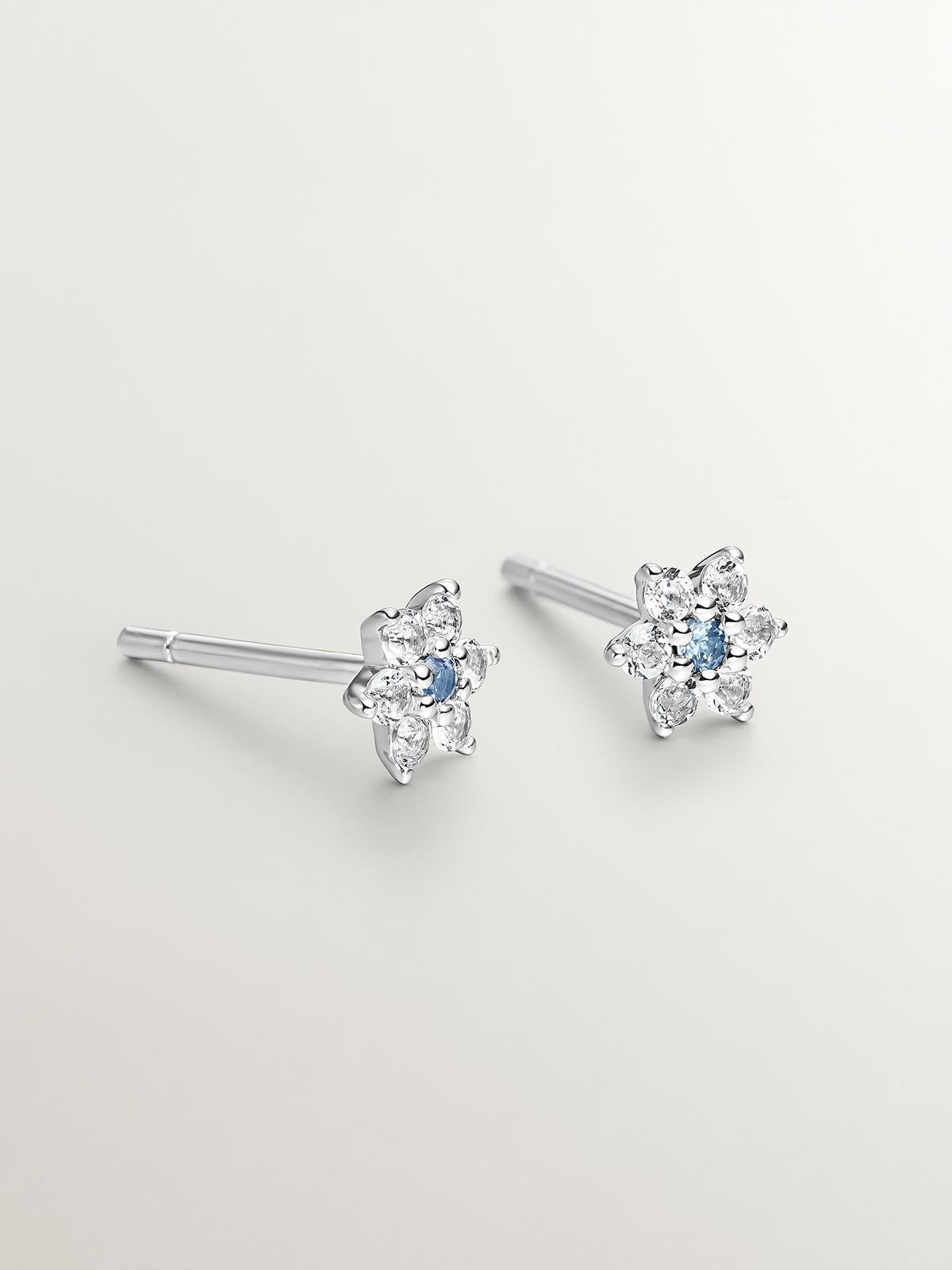925 Silver earrings in the shape of a flower with sapphire and topaz.