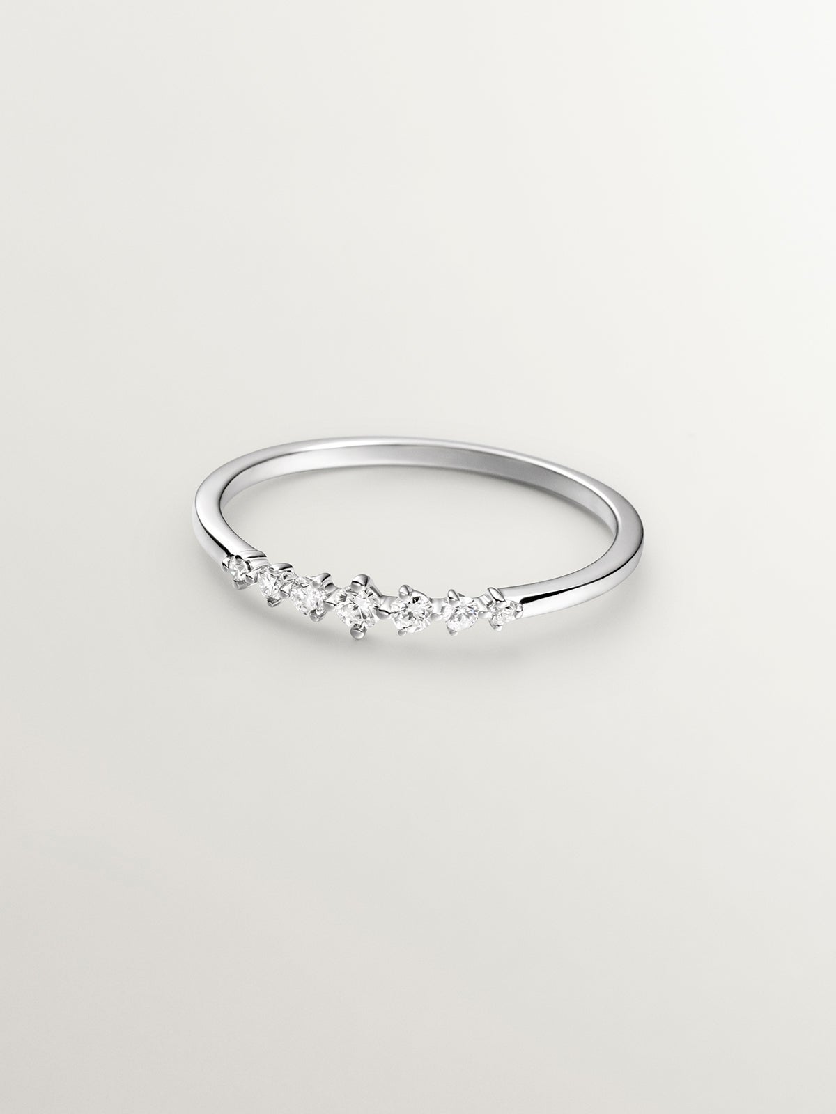 18K white gold ring with brilliant cut diamonds