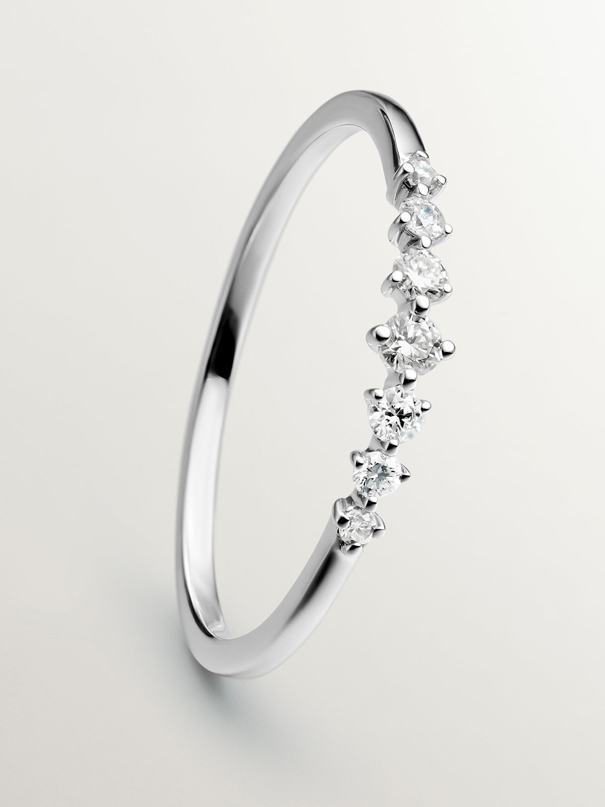 18K white gold ring with brilliant cut diamonds