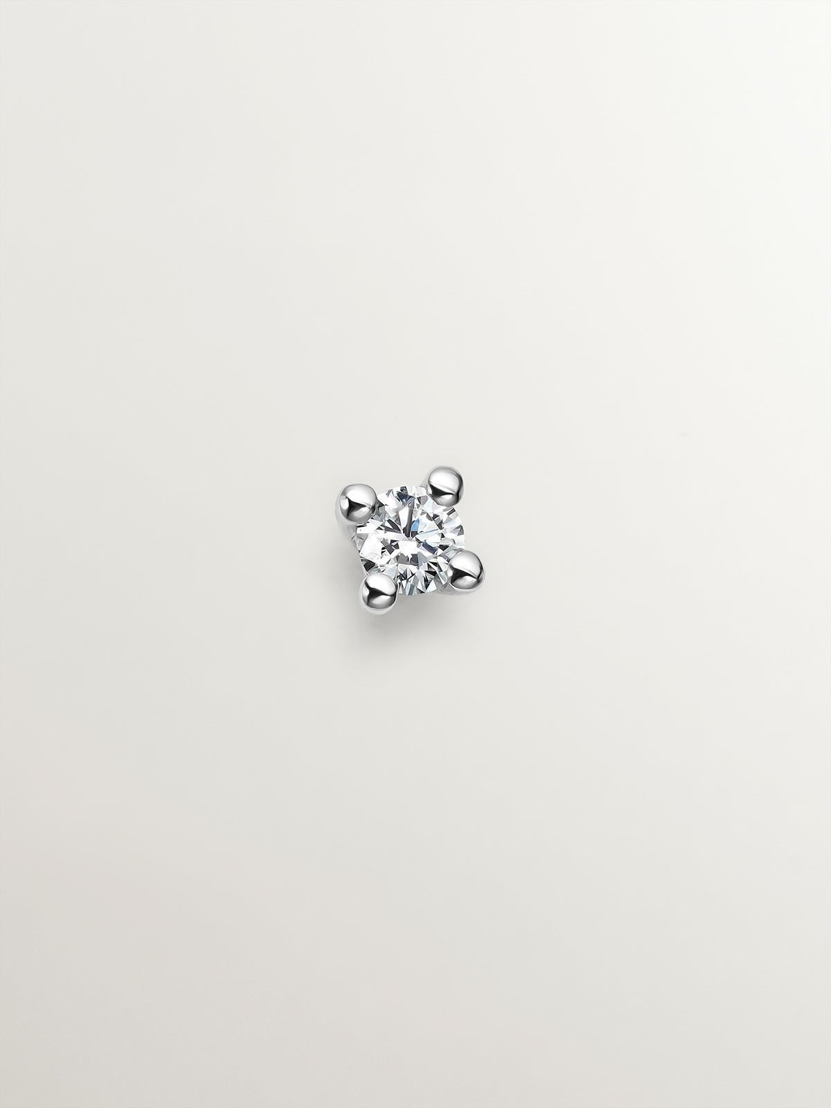 Individual 18K white gold earring with brilliant cut diamond