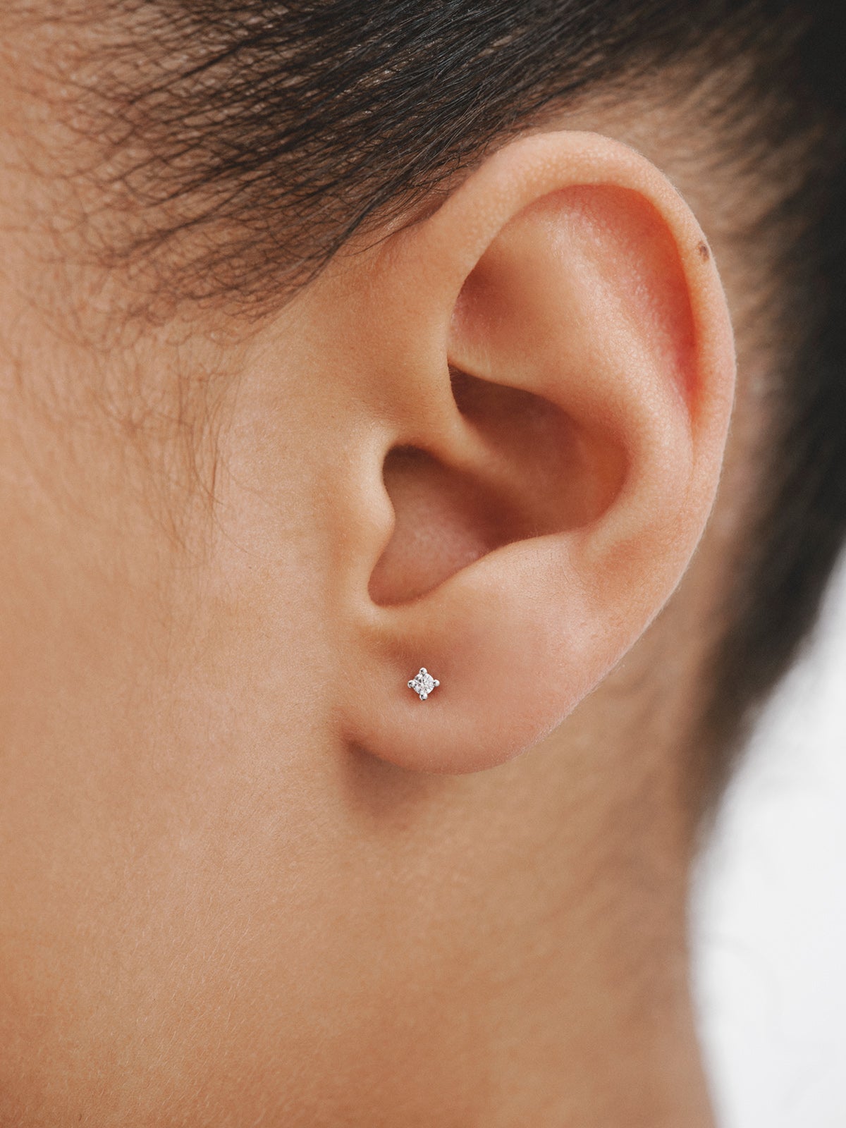 Individual 18K white gold earring with brilliant cut diamond