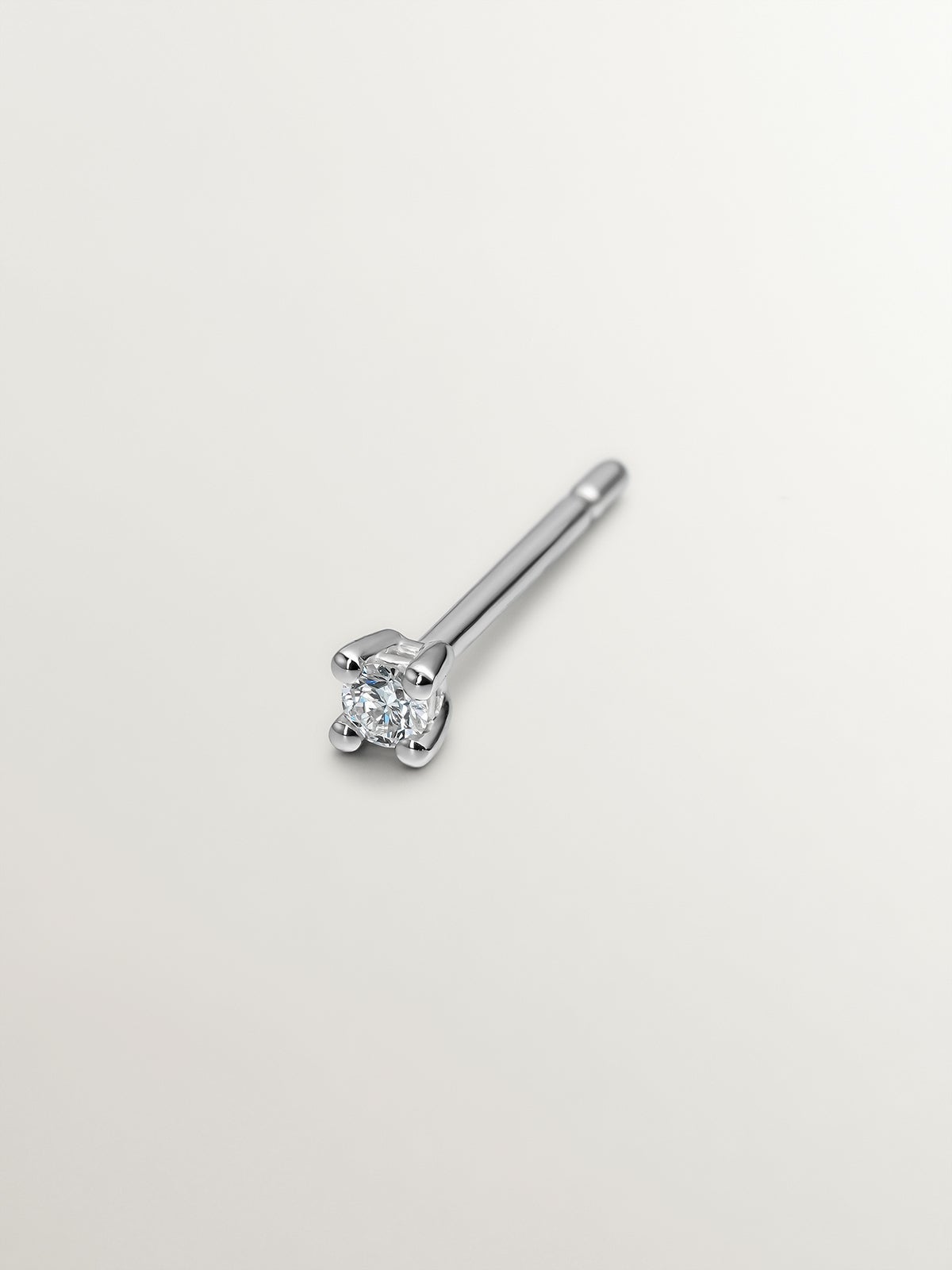 Individual 18K white gold earring with brilliant cut diamond