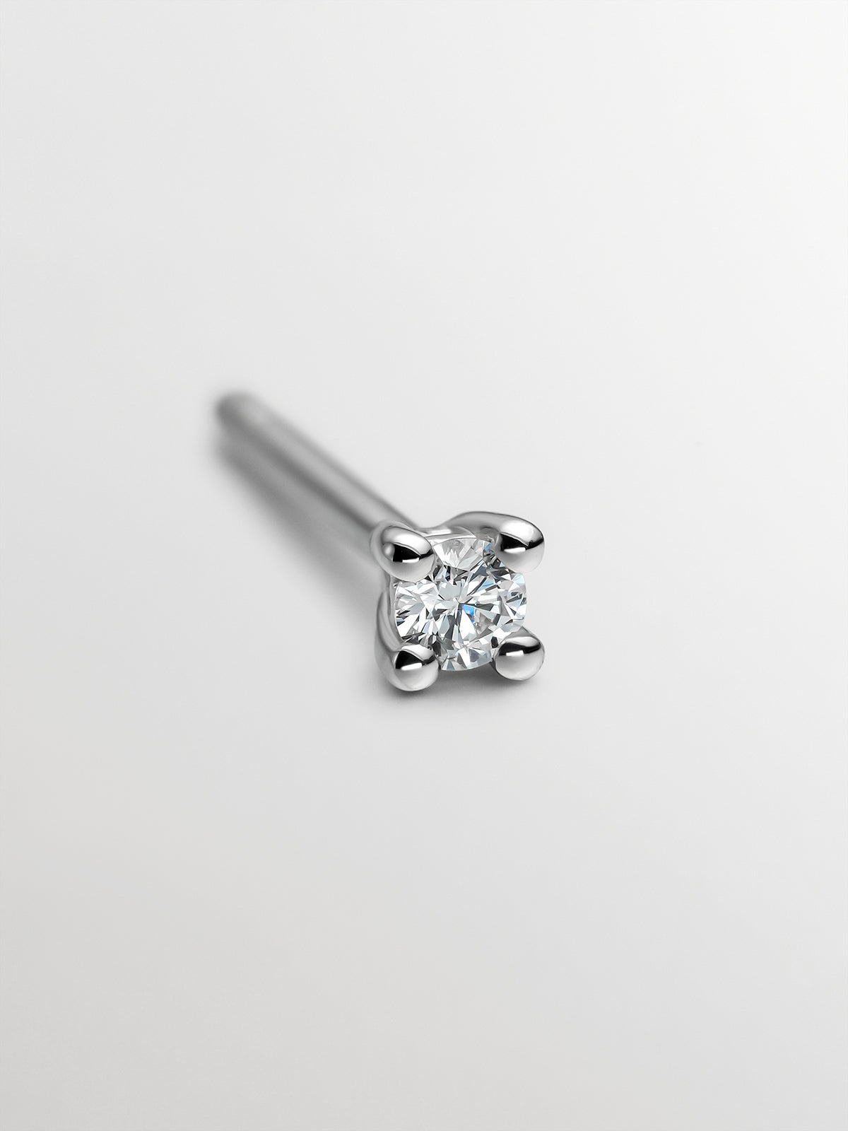 Individual 18K white gold earring with brilliant cut diamond