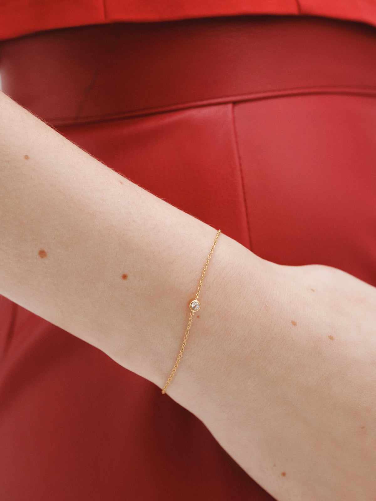 18K yellow gold plated 925 silver solitaire bracelet with white topaz.