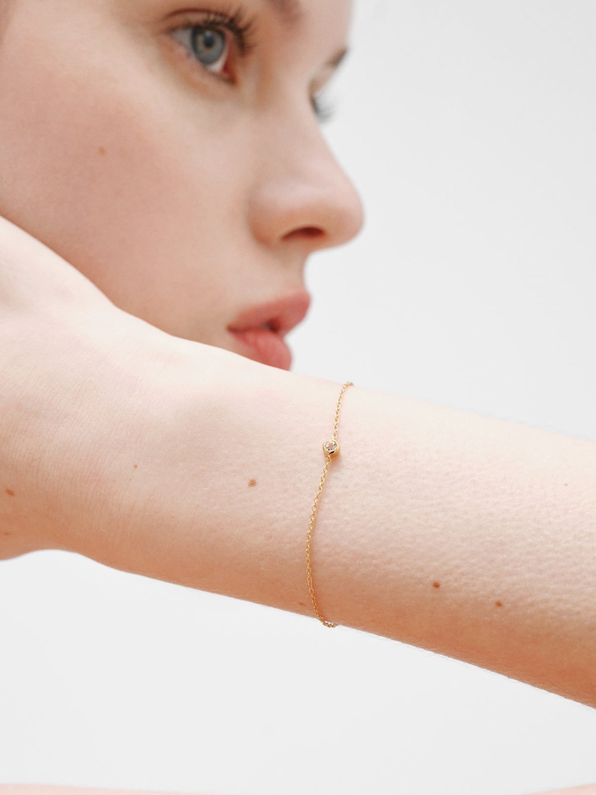 18K yellow gold plated 925 silver solitaire bracelet with white topaz.