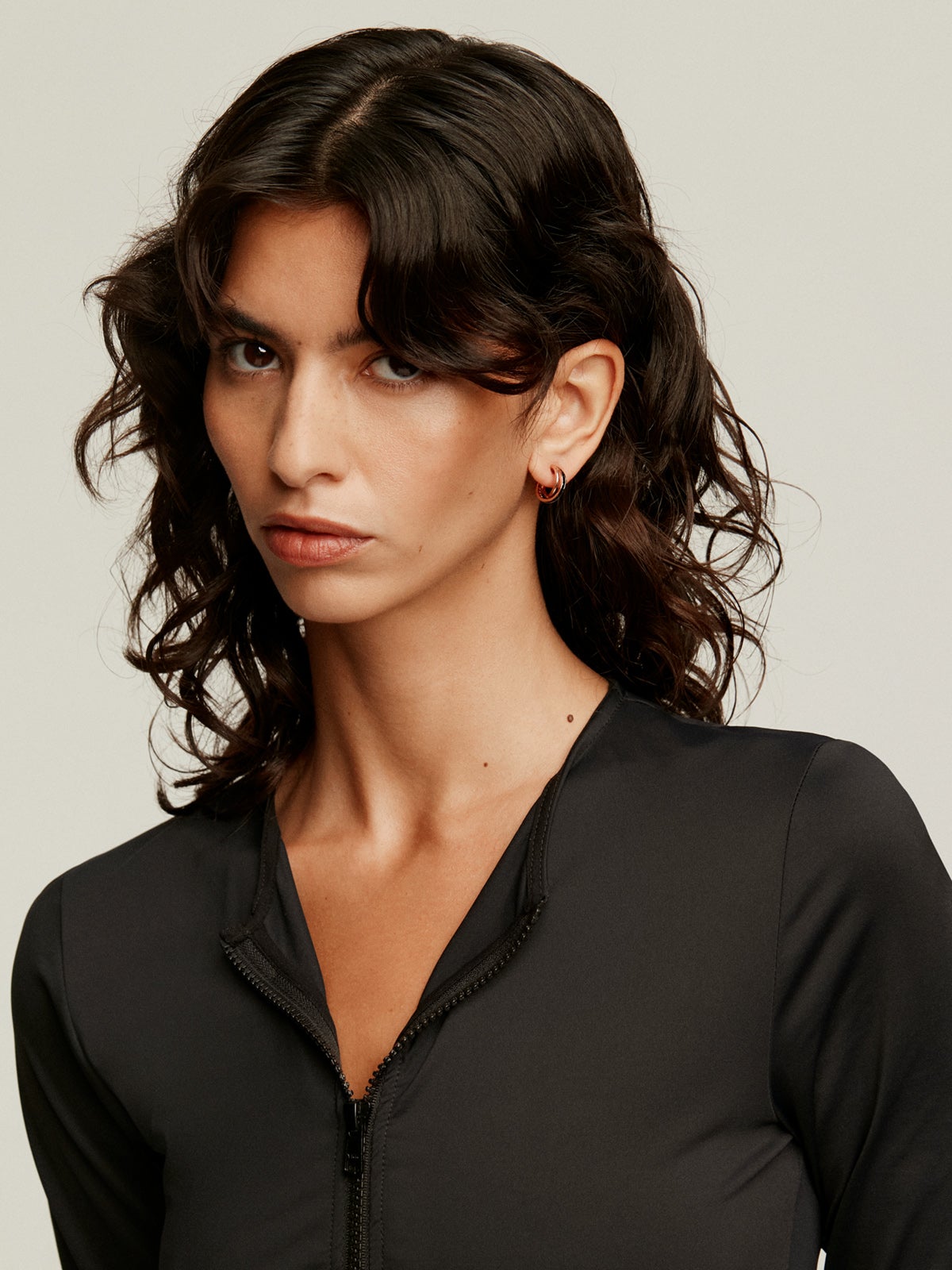 Double hoop earrings made of 925 silver bathed in 18K rose gold with black spinels.